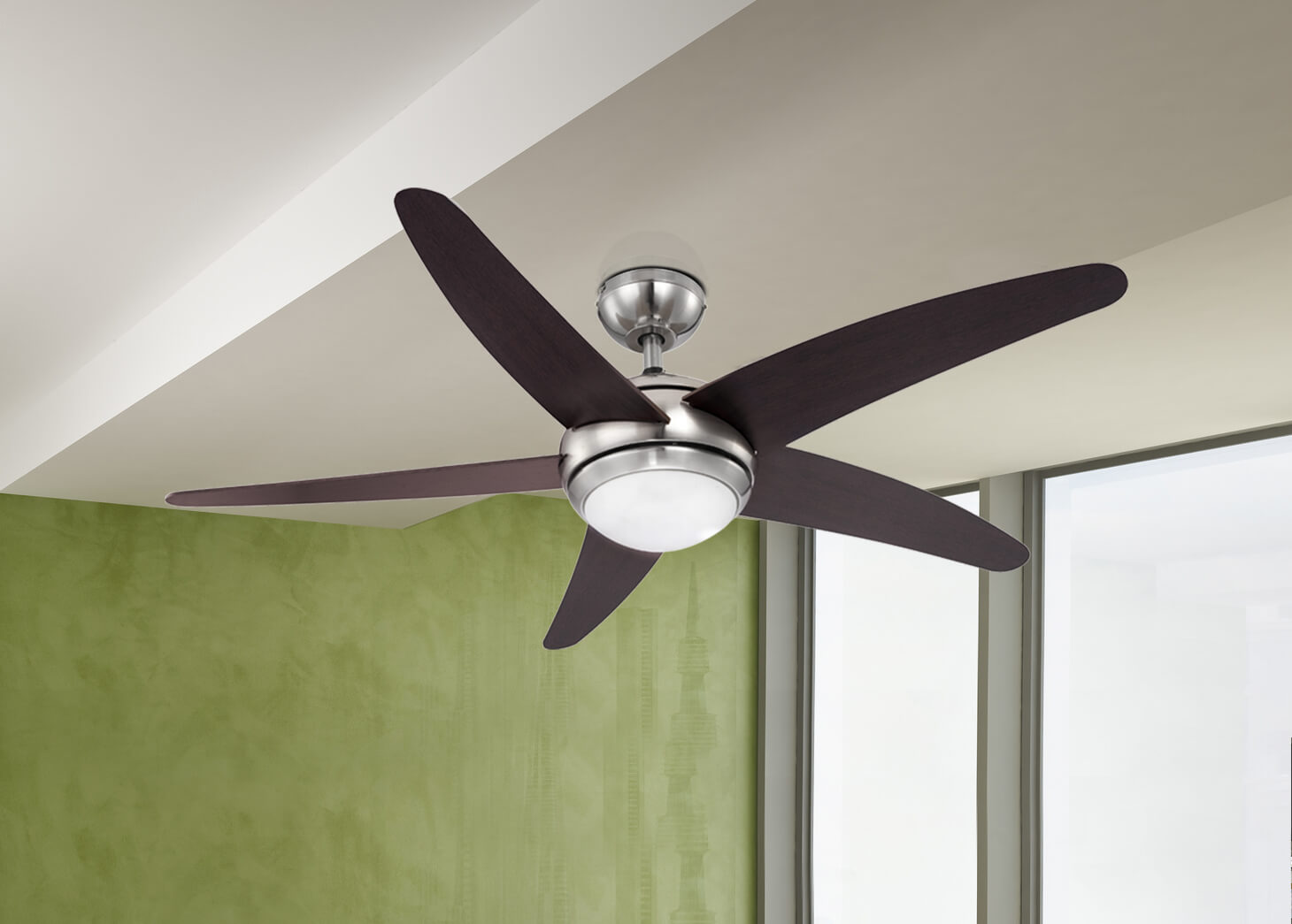 Deckenventilator mit braunen Flügeln und einem Licht. Silberner Sockel und weiße Decke und grüne Wand.