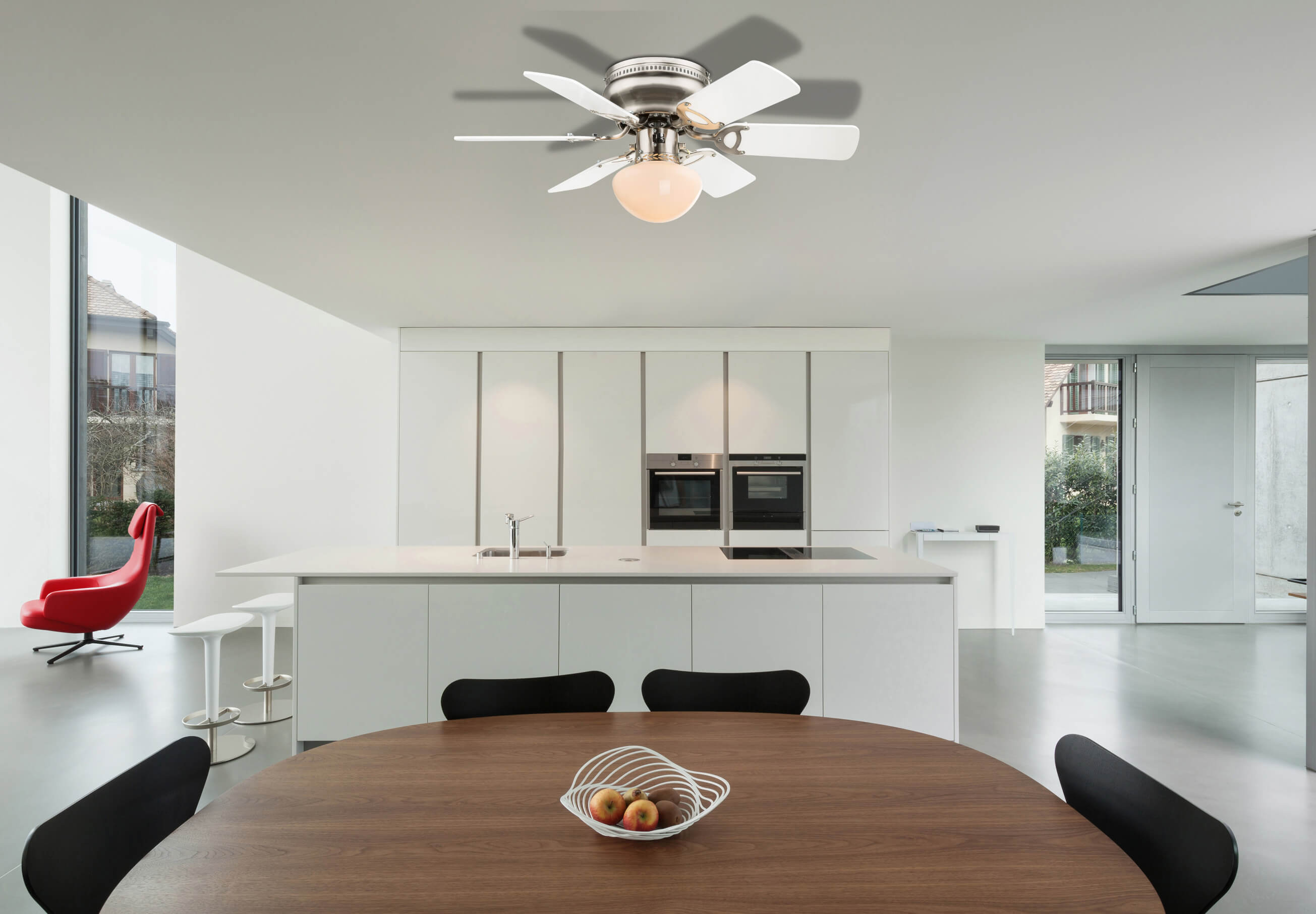 Modernes Interieur mit Deckenventilator, Esstisch und weißer Küche.