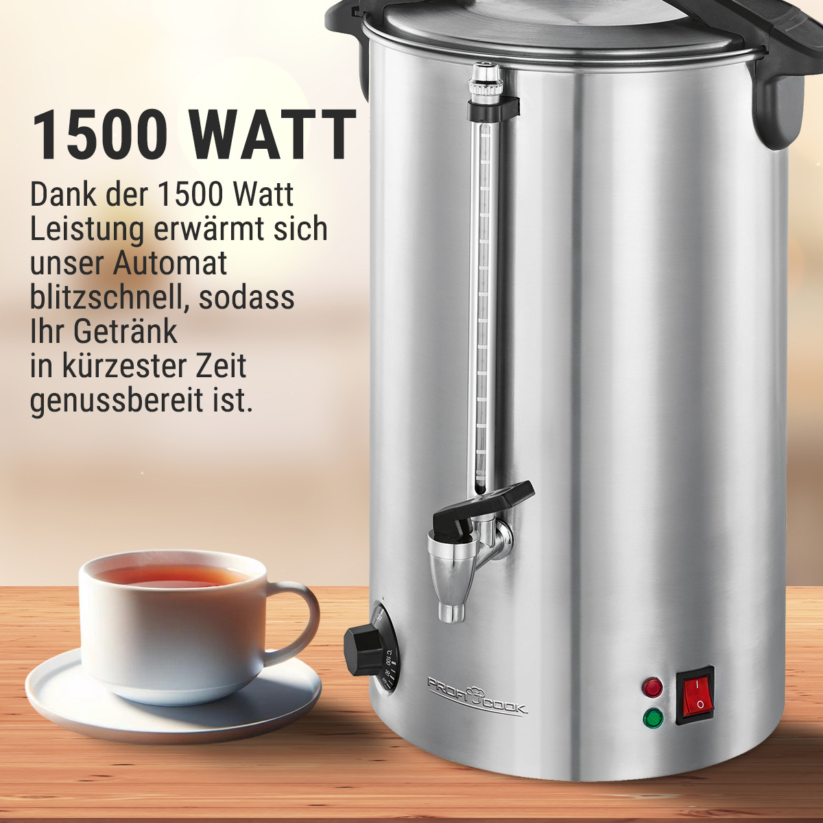 Bollitore in acciaio inox con tazza di tè. Testo: 1500 Watt.