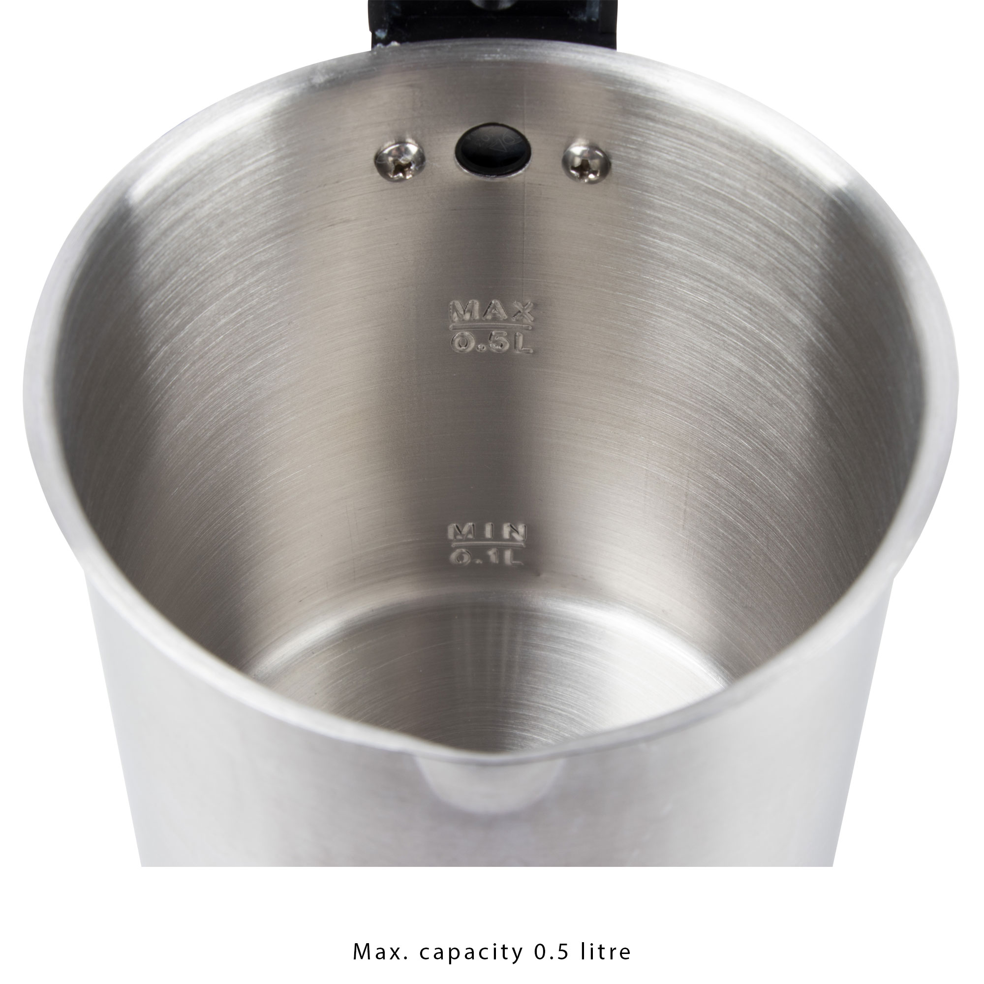 Wnętrze czajnika ze stali nierdzewnej, ze wskaźnikami poziomu Max/Min, białe tło.