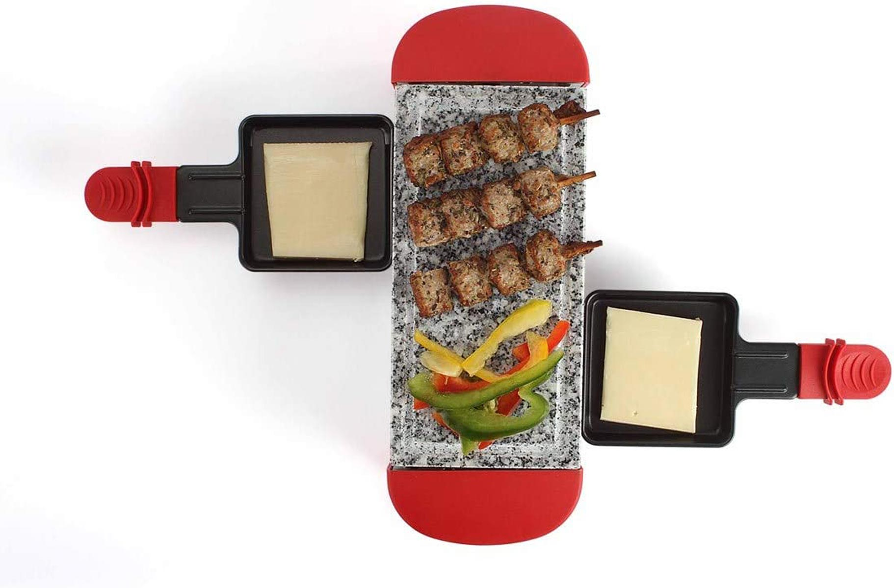 Grill do raclette z jedzeniem: ser, szaszłyki mięsne i papryka. Czerwone uchwyty, białe tło.