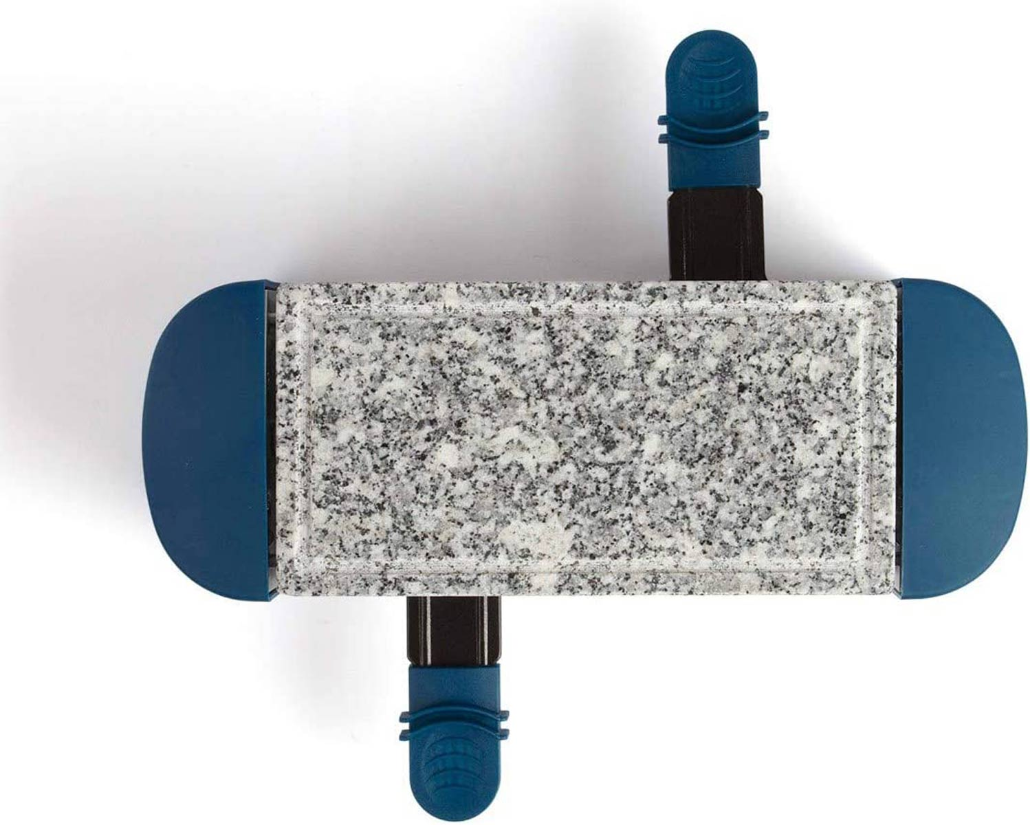 Grill do raclette z kamienia granitowego z niebieskimi uchwytami.