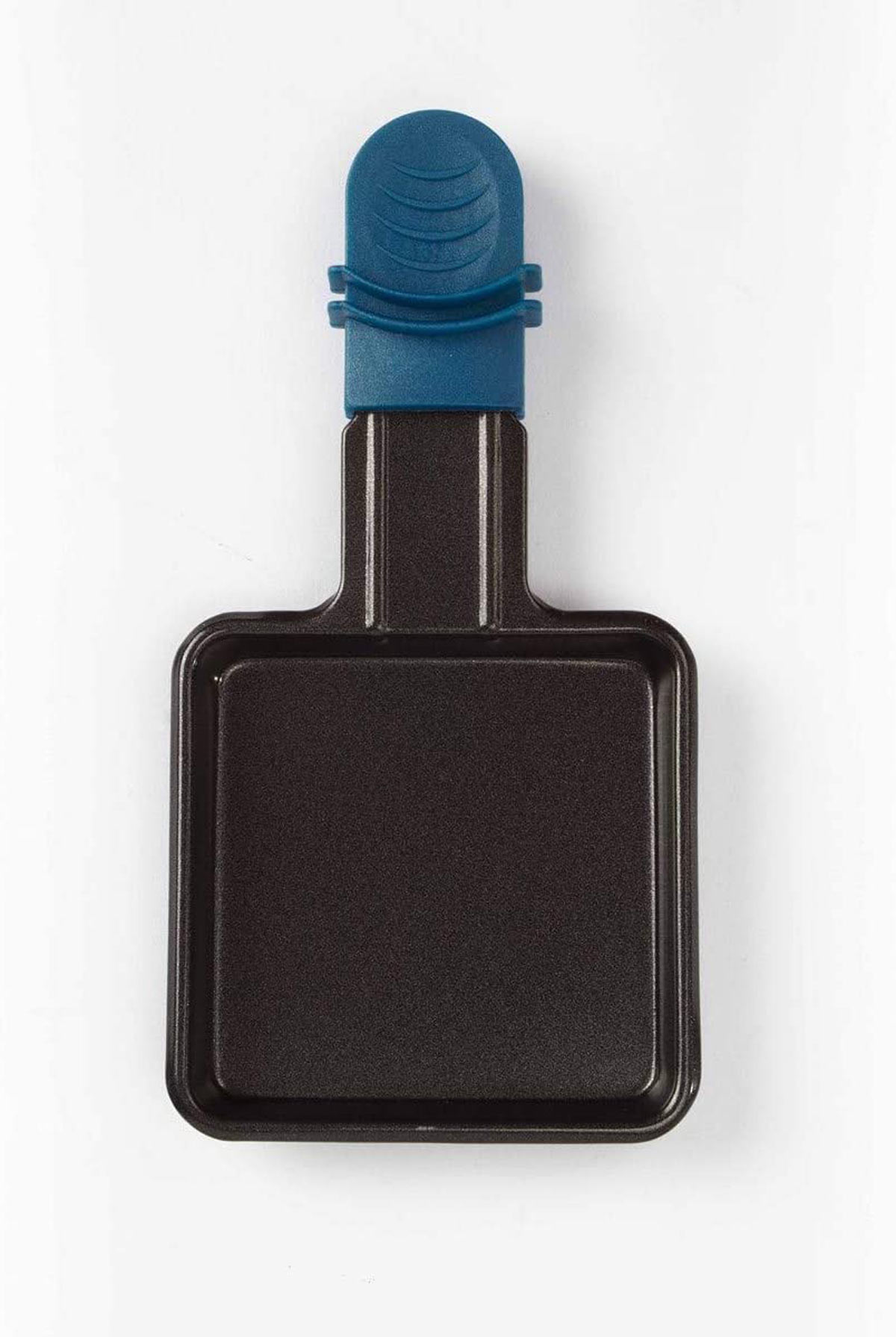 Czarna patelnia do raclette z niebieskim uchwytem. Na białym tle.