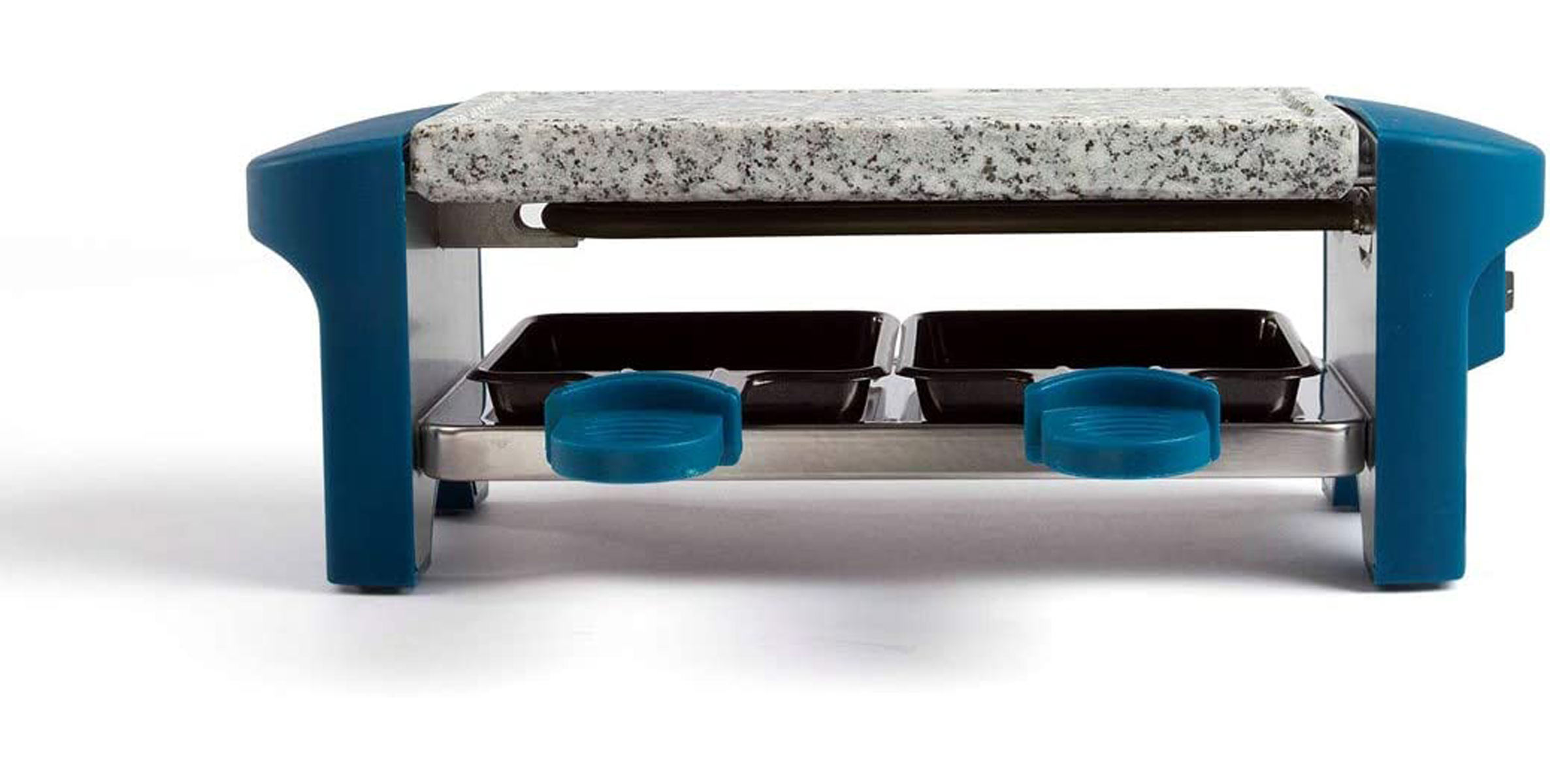 Grill do raclette na blacie z kamienną powierzchnią, niebieskimi bokami i dwoma czarnymi patelniami.