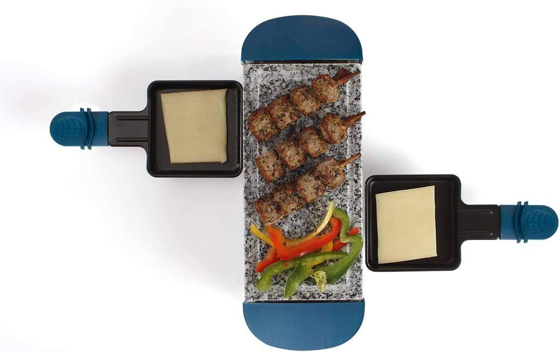 Grill do raclette z serem i szaszłykami na białym tle.