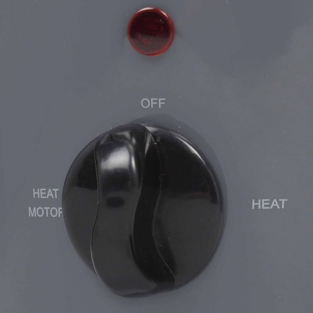 Primo piano di un quadrante con etichette 'OFF', 'HEAT' e 'HEAT MOTOR'. Una luce rossa è accesa.