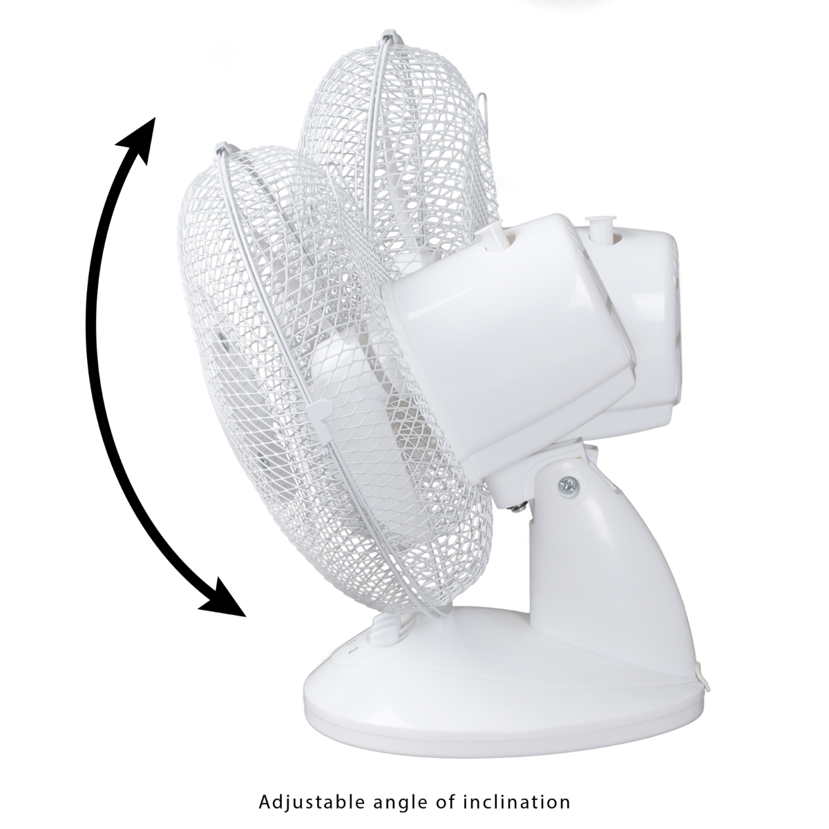 Biały wentylator elektryczny z ochronną kratką, ustawiony na białej podstawie. Czarne tło.