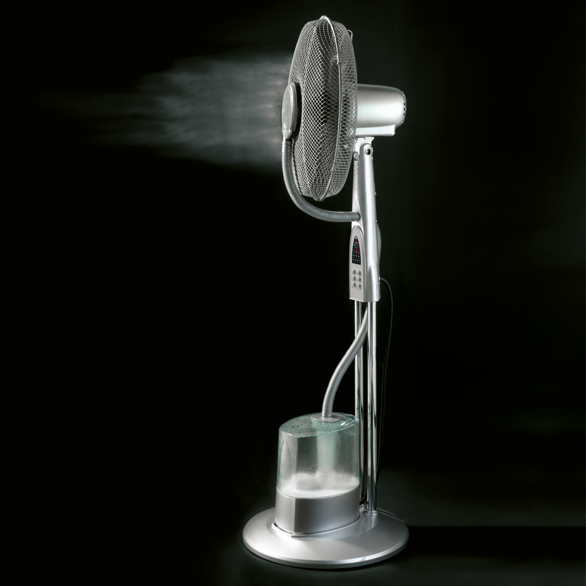 Srebrny wentylator stojący z funkcją mgiełki, na czarnym tle.