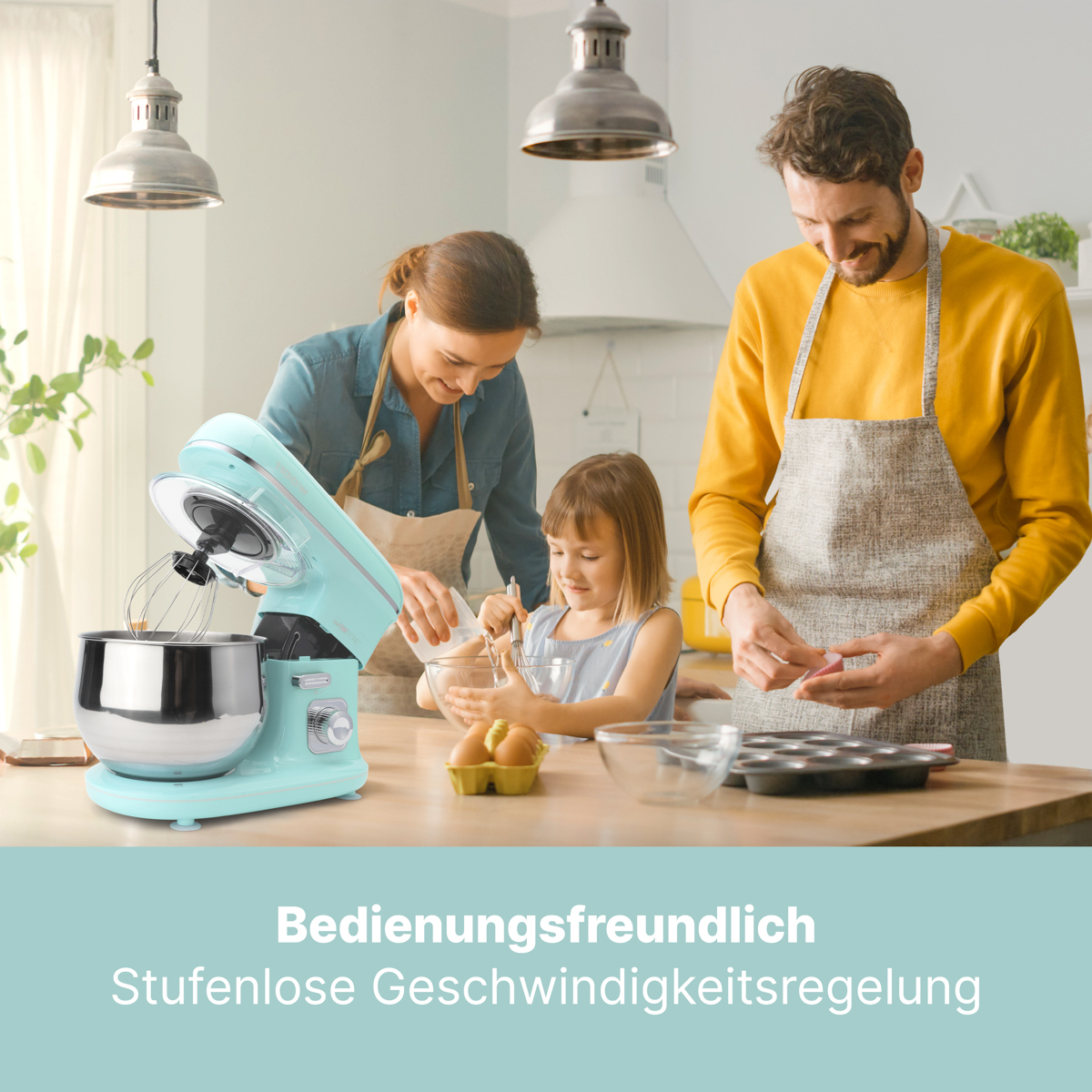 Rodzina piecze razem z miętowym mikserem w jasnej kuchni.