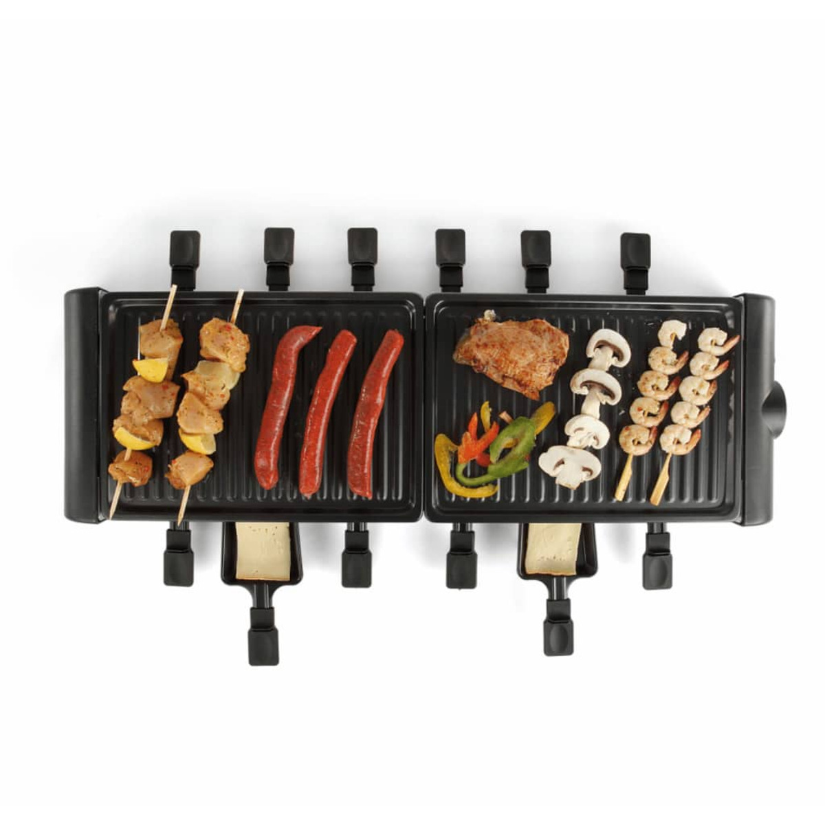 Grill do raclette z różnymi potrawami: szaszłyki, kiełbasy, stek, warzywa, grzyby, krewetki.