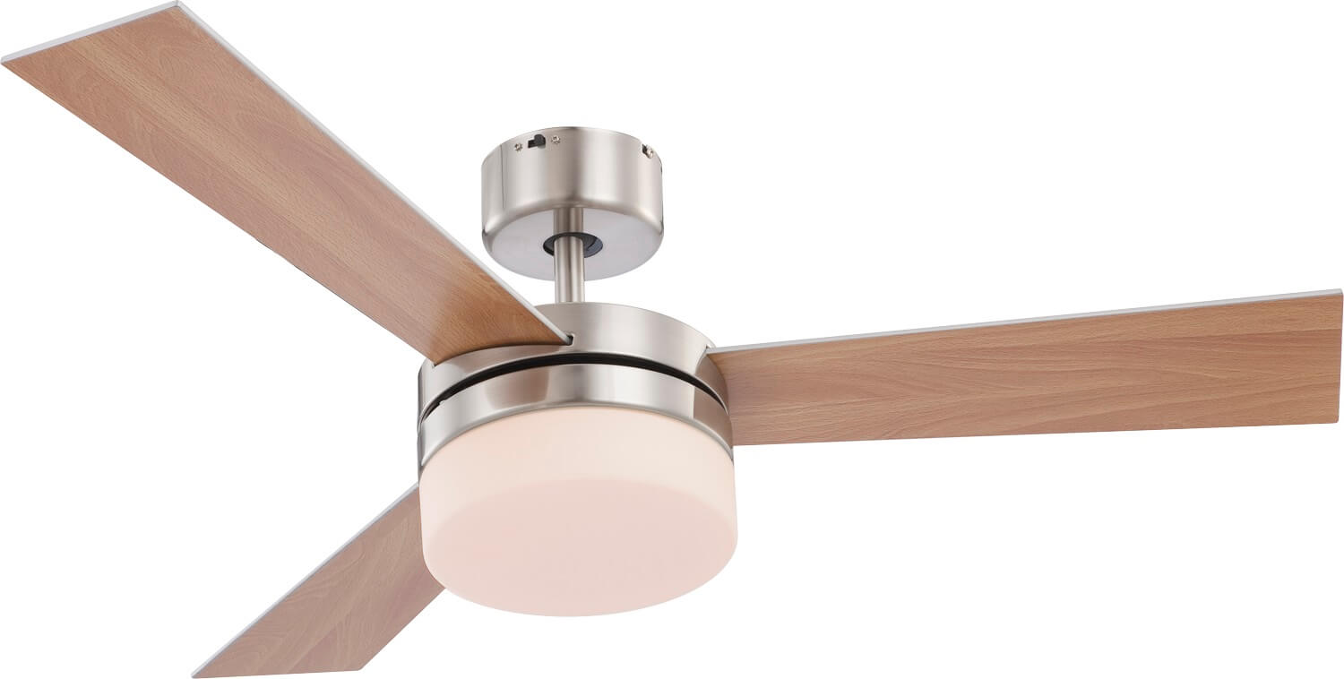 Deckenventilator mit 3 Holzflügeln, silbernem Motorgehäuse und Licht.