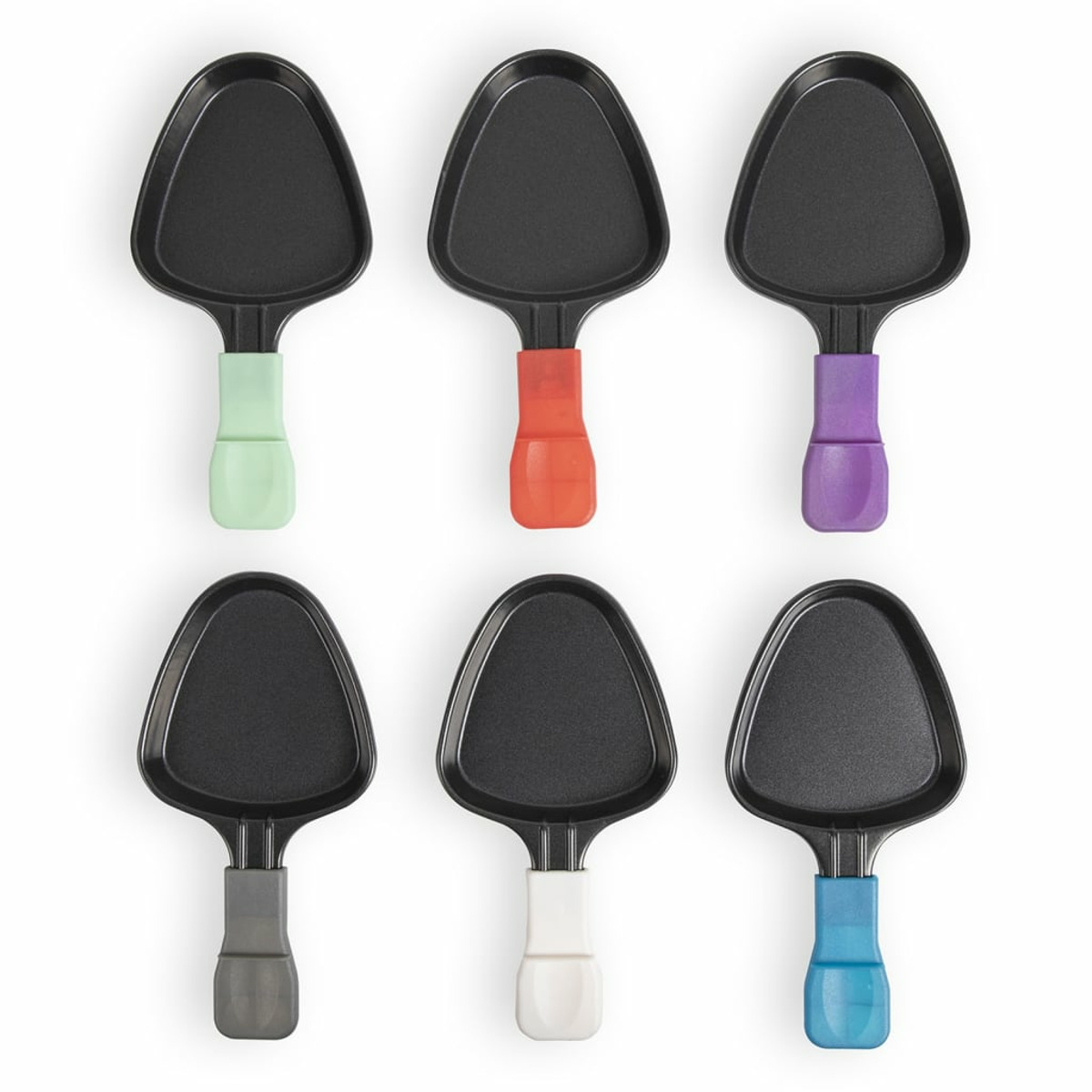 Sześć patelni do raclette z różnokolorowymi uchwytami na białym tle. Metalowe patelnie.
