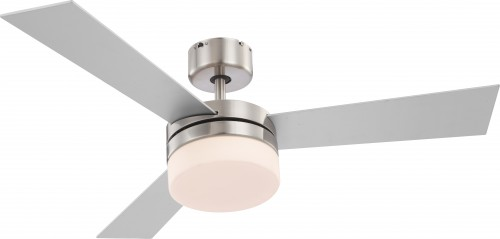Ein Deckenventilator mit drei silbernen Flügeln und einer Leuchte.