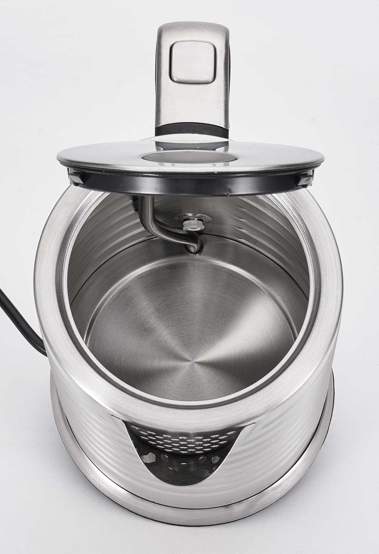 Widok z góry na srebrny czajnik elektryczny z otwartą pokrywą.