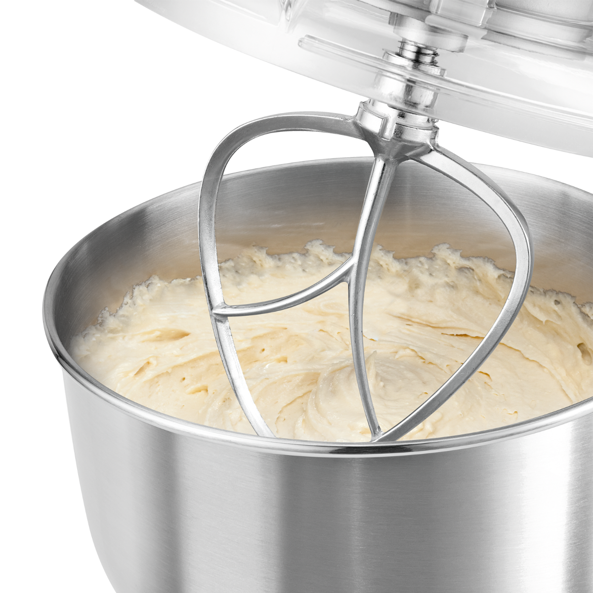 Zbliżenie miski miksera z bitą śmietaną i ostrzami miksera.