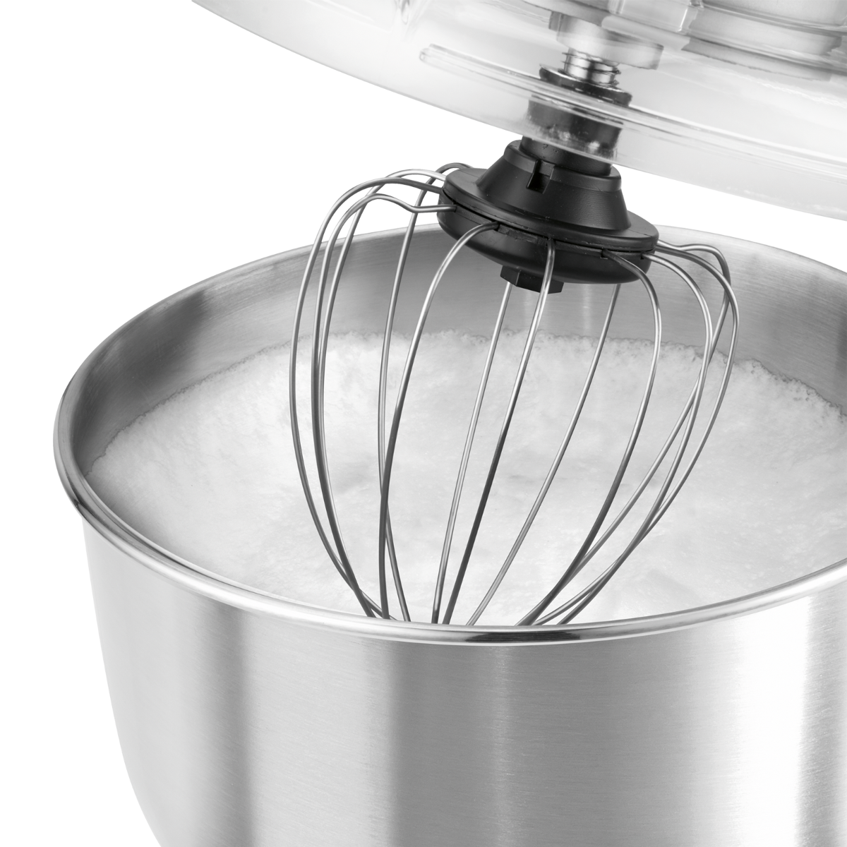 Zbliżenie na miskę ze stali nierdzewnej z trzepaczką i bitą śmietaną.