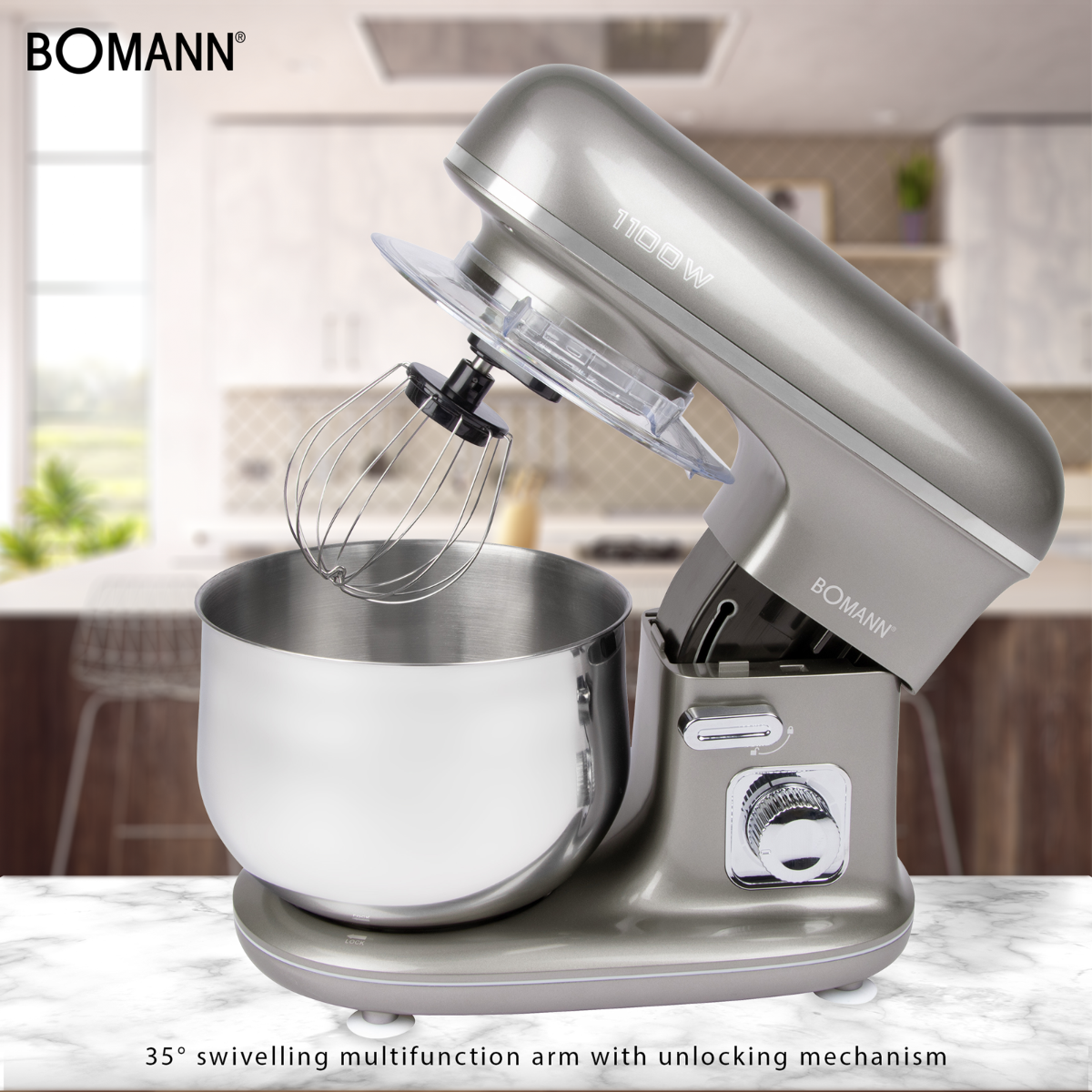 Ein silberner Küchenmixer mit Edelstahlschüssel. Er steht auf einer Marmoroberfläche.