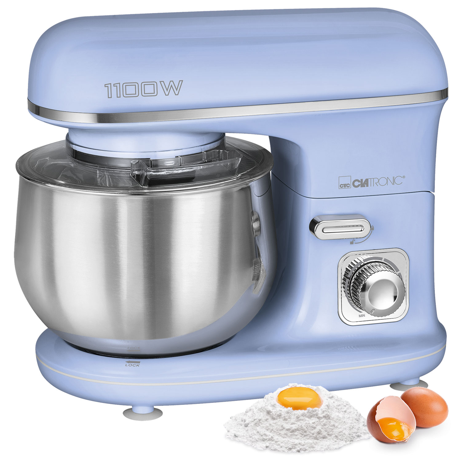 Jasnoniebieski mikser stojący z chromowaną misą, mąką, jajkami i żółtkiem.