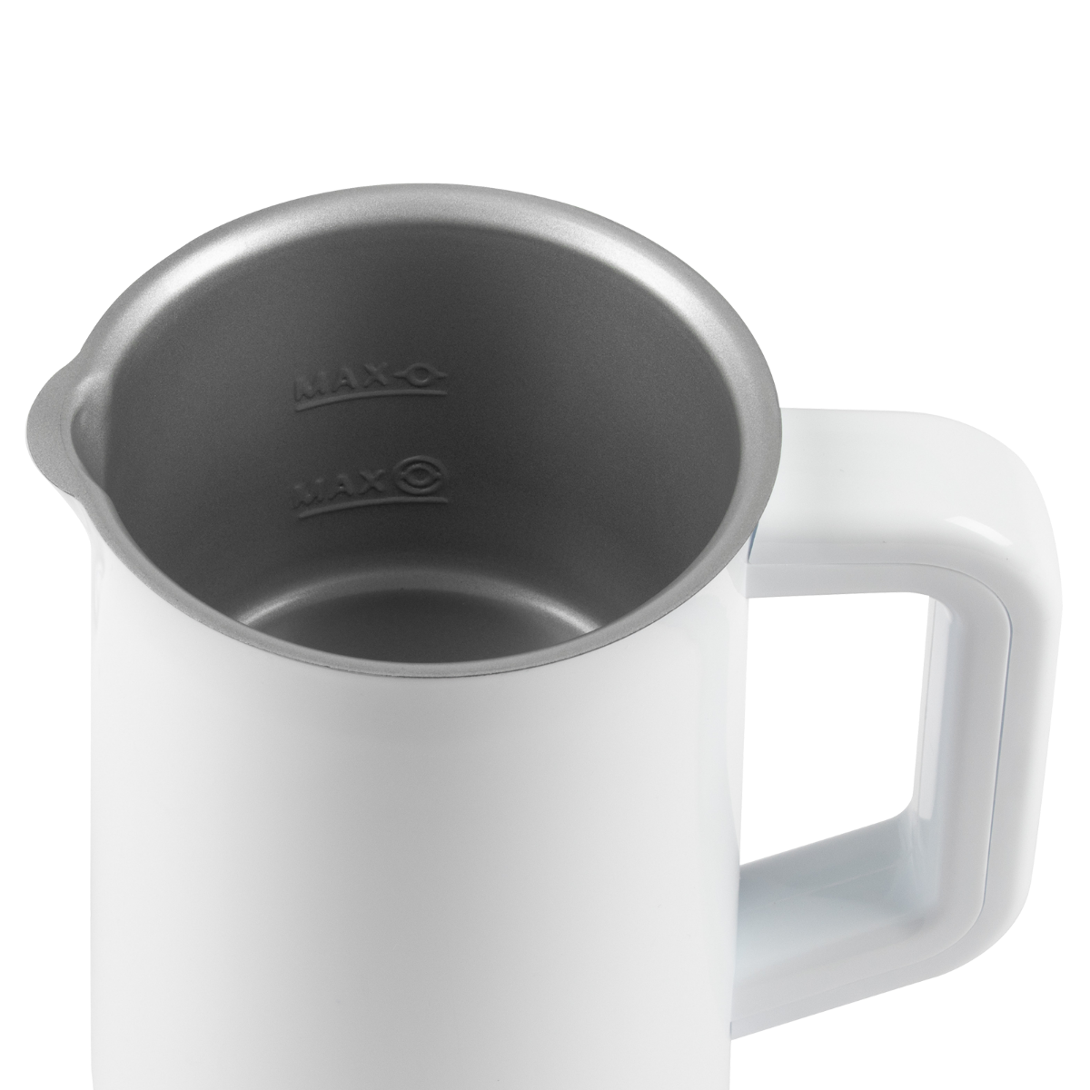 Biały dzbanek do spieniania mleka, szare wnętrze, biały uchwyt.