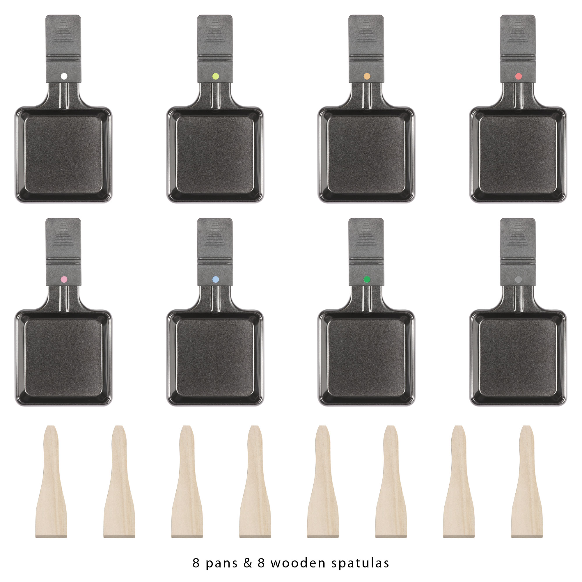 Osiem patelni do raclette i osiem drewnianych szpatułek. Patelnie mają kolorowe kropki na uchwytach.