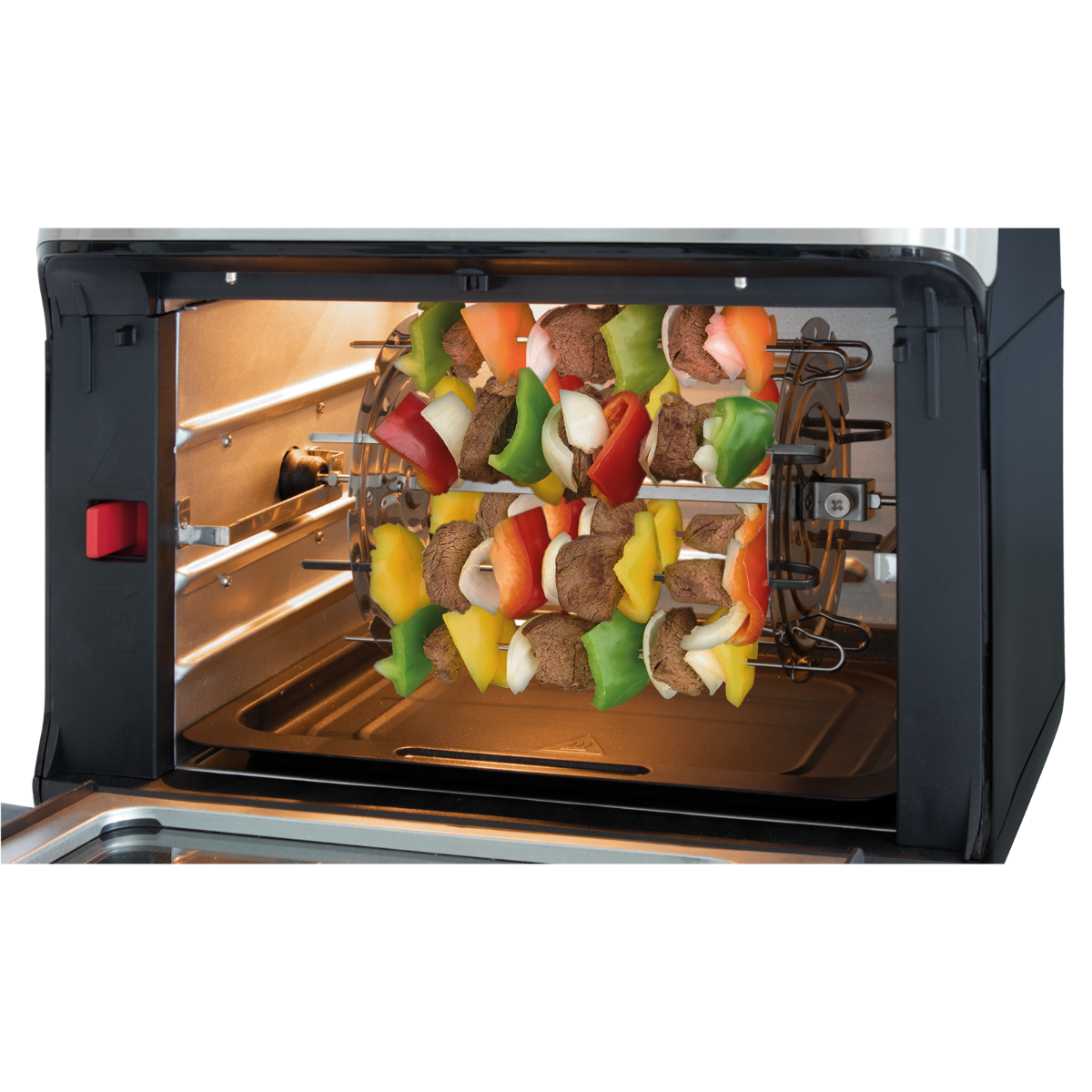 Wewnątrz grilla, szaszłyki z kolorowymi warzywami i mięsem się pieką, ze światłem.