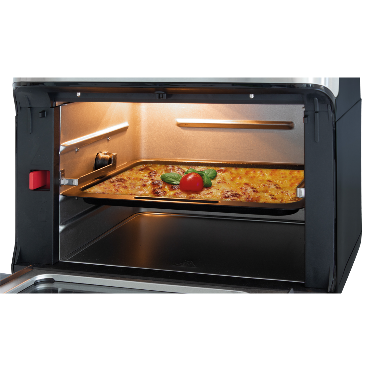 Otwarty piekarnik z lasagne w środku. Ozdoba z pomidorów i bazylii. Czarne wnętrze piekarnika.