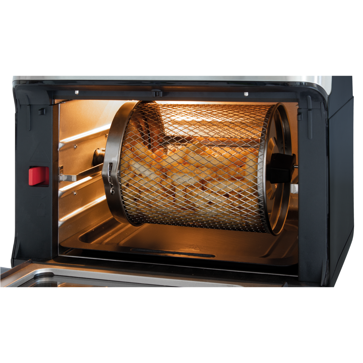 Frytkownica powietrzna z obracającym się koszem pełnym frytek.