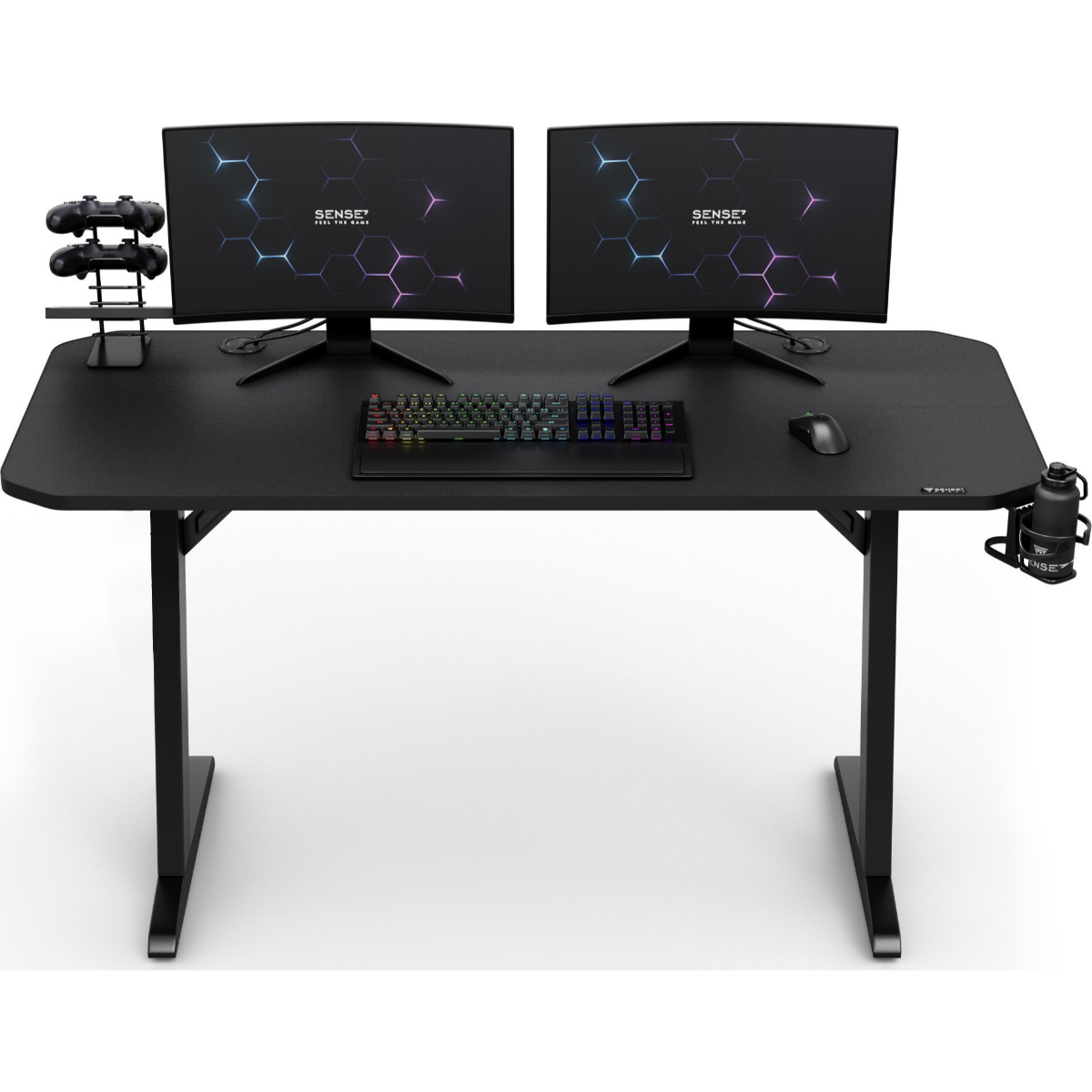 Zwarte gamingtafel met twee monitoren, controllers, een toetsenbord en een waterfleshouder.