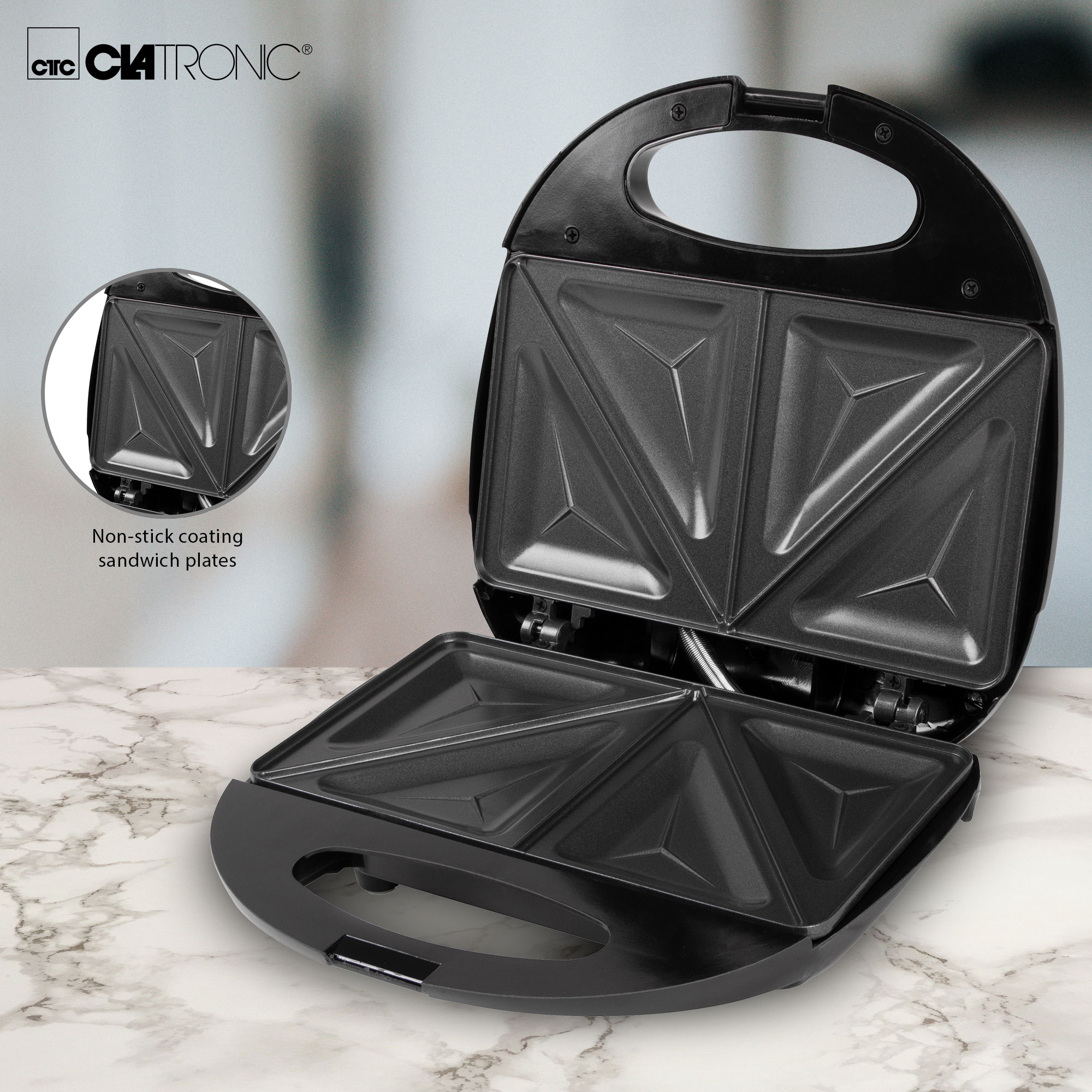 Czarny opiekacz do kanapek, otwarty, z trójkątnymi płytami. Tekst: Clatronic.
