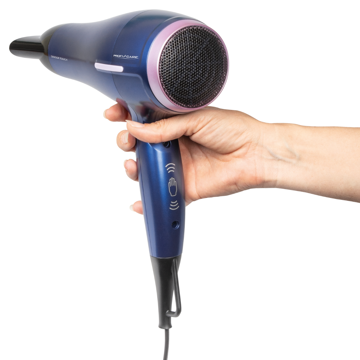 Dłoń trzymająca niebieską suszarkę do włosów. Różowy akcent, czarny kabel.