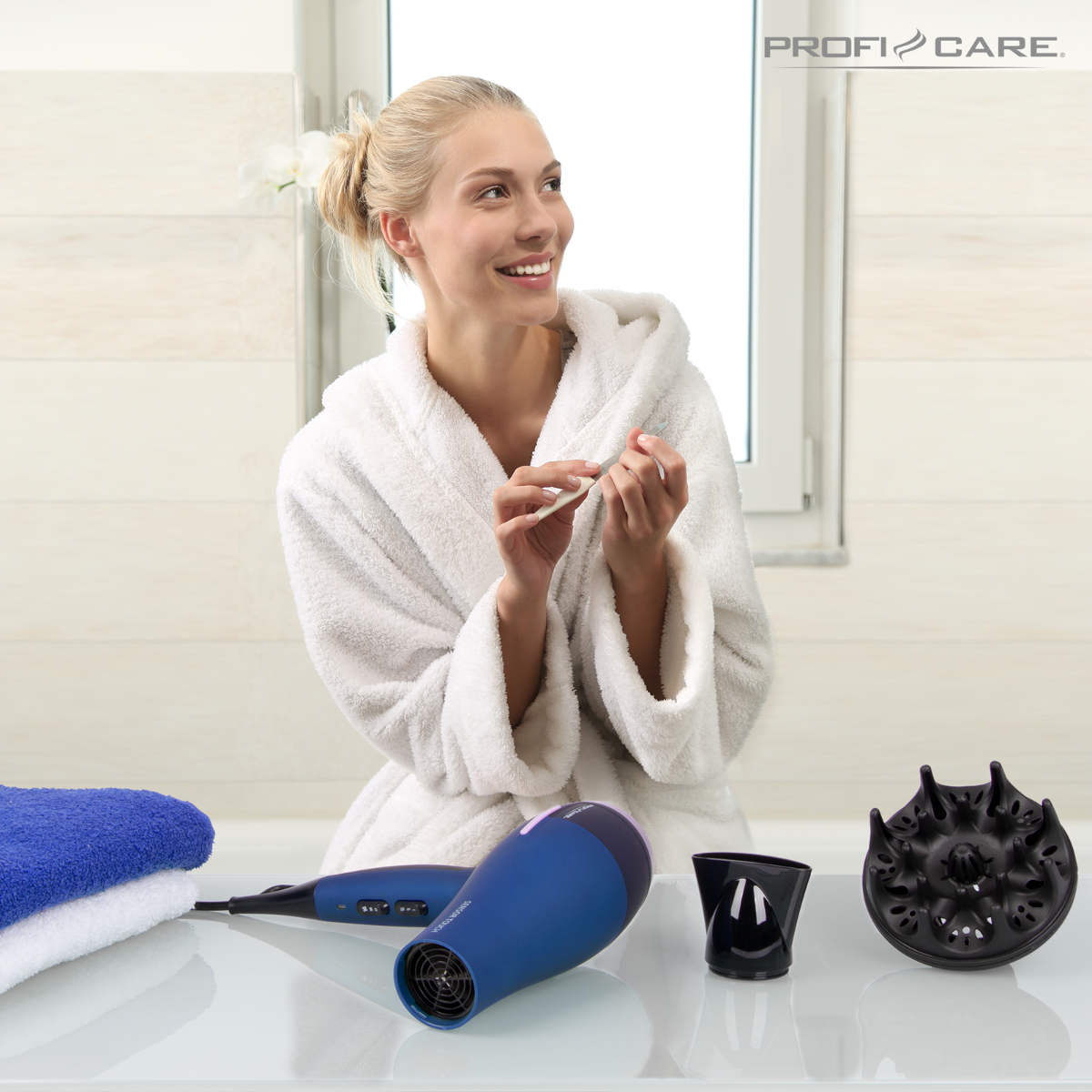 Kobieta w białym szlafroku piłuje paznokcie. Niebieska suszarka do włosów i akcesoria na białym stole.