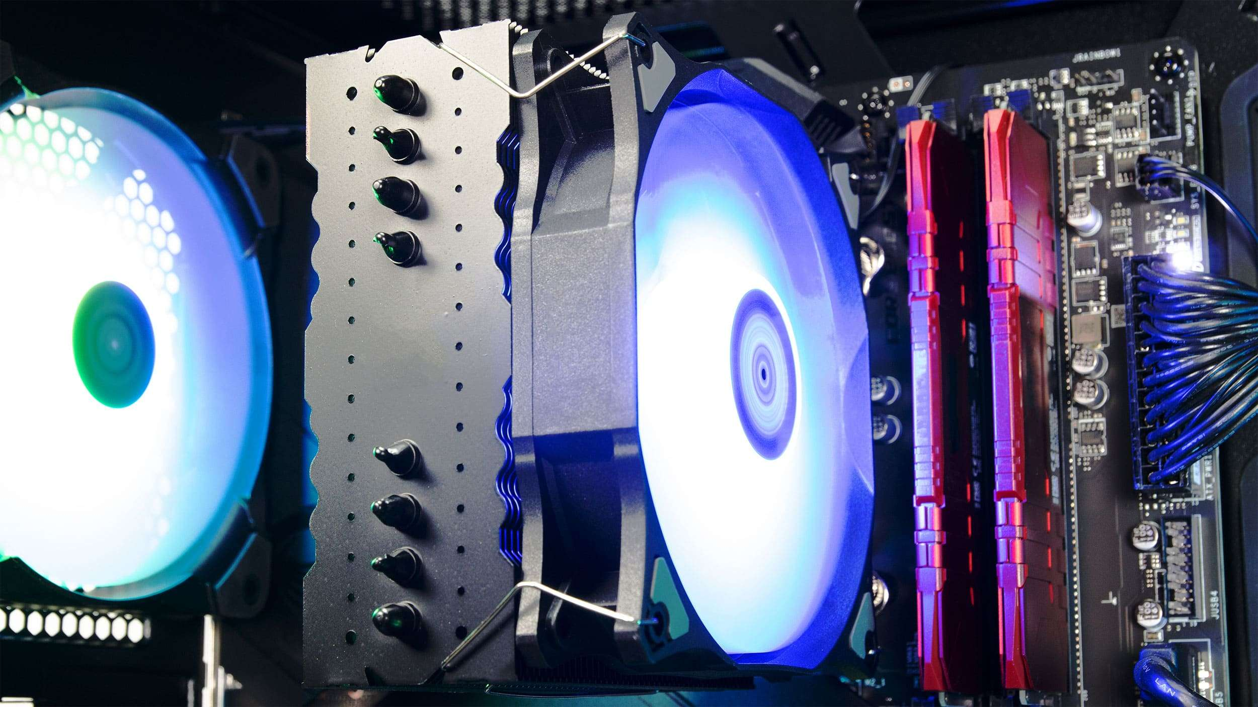 Componenti del computer tra cui ventole, un dissipatore di calore e RAM all'interno di un case.