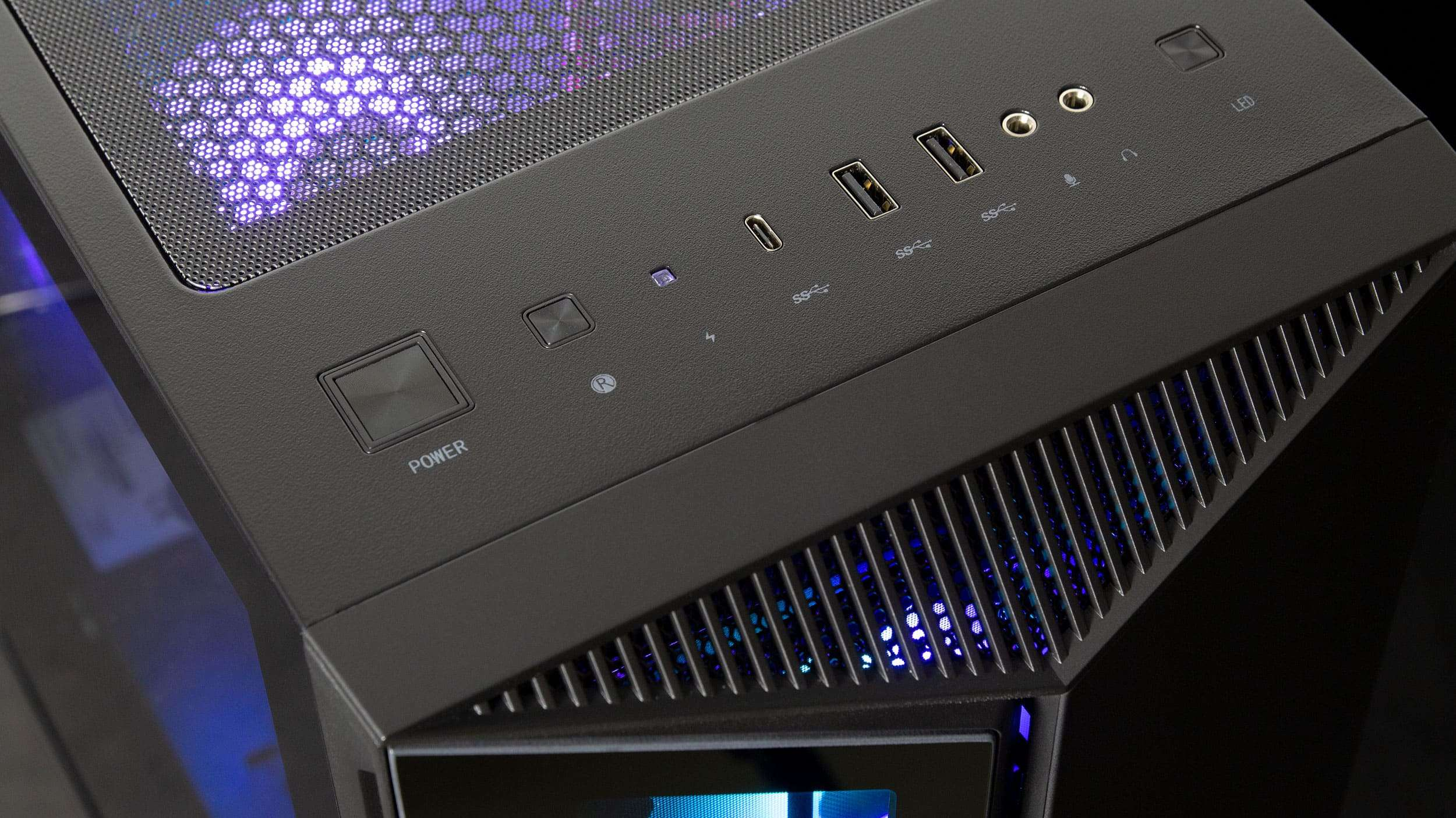 Vista ravvicinata di un case di computer nero. Pulsante di accensione e porte sono visibili in alto.