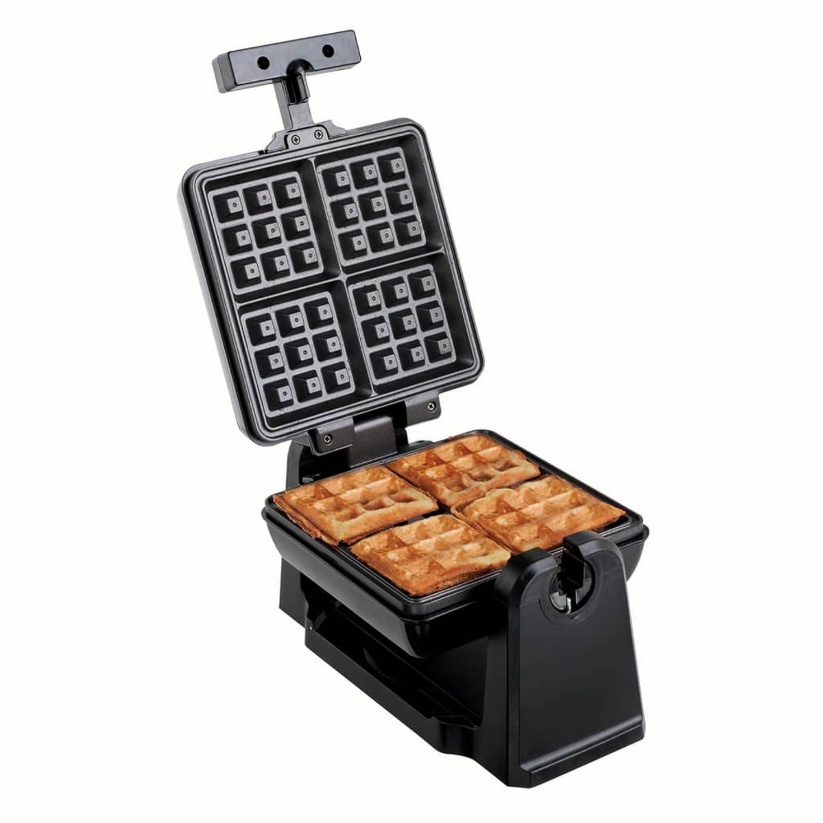 Ein schwarzer Waffeleisen, geöffnet, zeigt vier gekochte Waffeln, auf weißem Hintergrund.