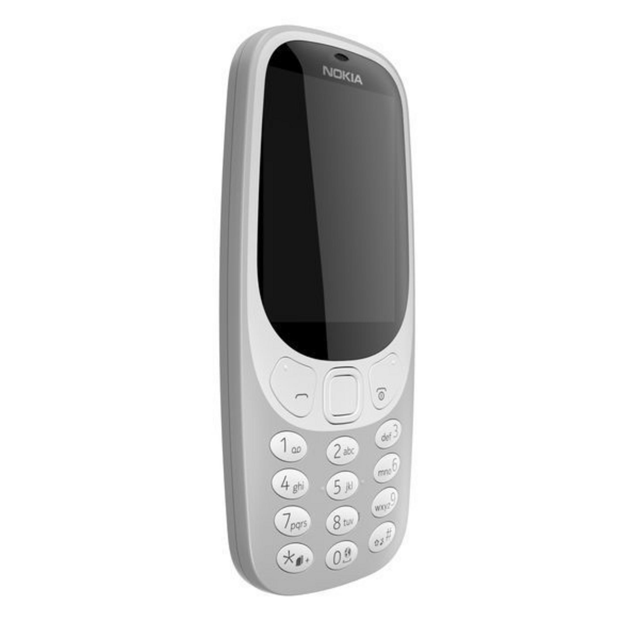 Szary telefon Nokia z klawiaturą. Ma czarny ekran i białe przyciski.