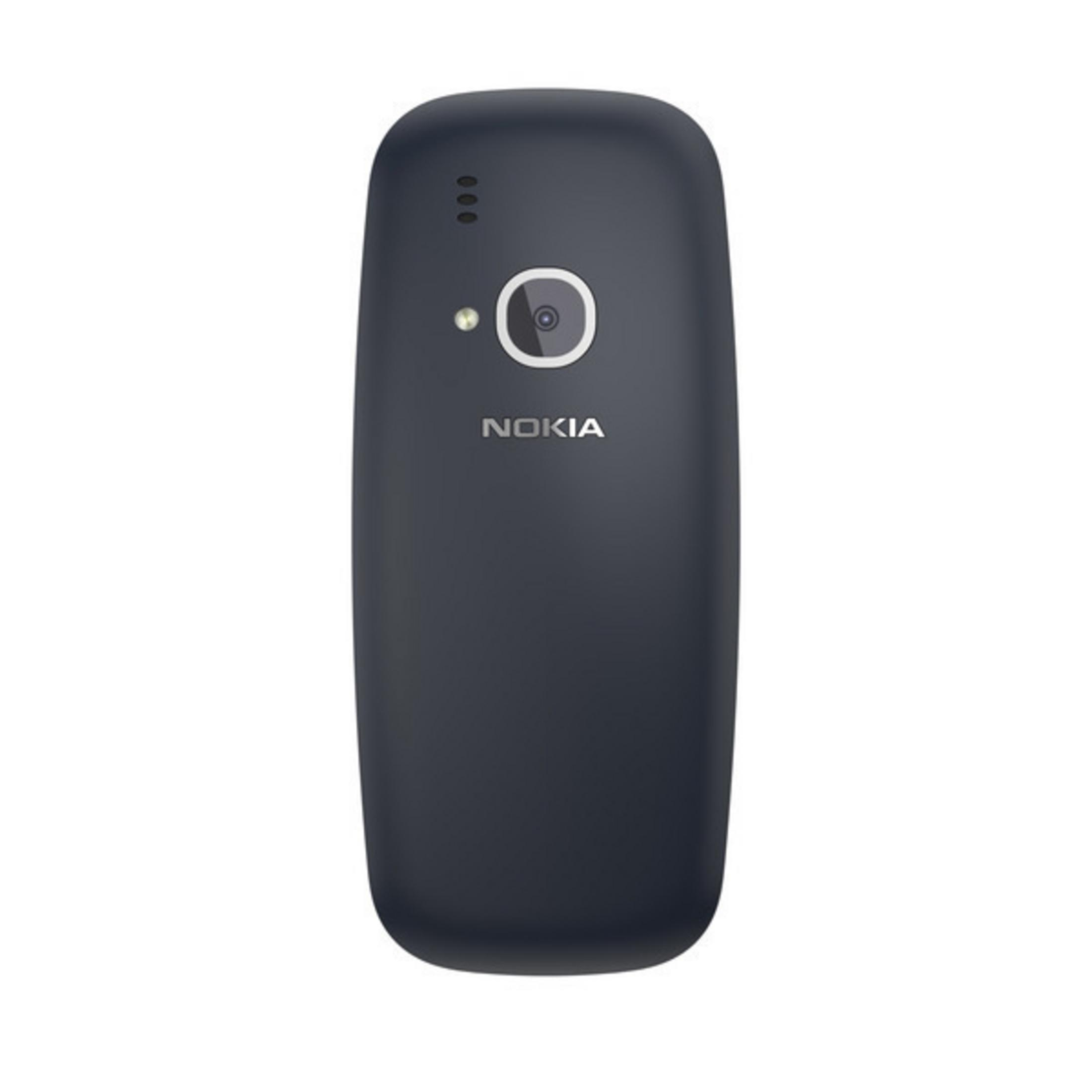 Czarny telefon Nokia, widok z tyłu, z obiektywem aparatu i trzema kropkami nad nim.