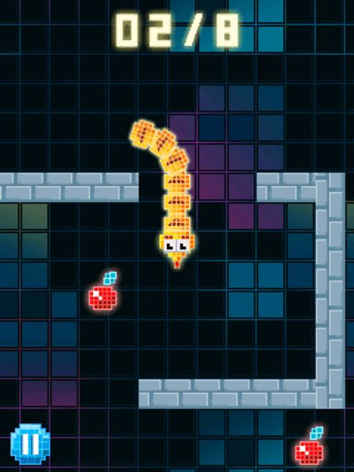 Pikselowa gra w węża z żółtym wężem i czerwonymi jabłkami w labiryntowym otoczeniu.