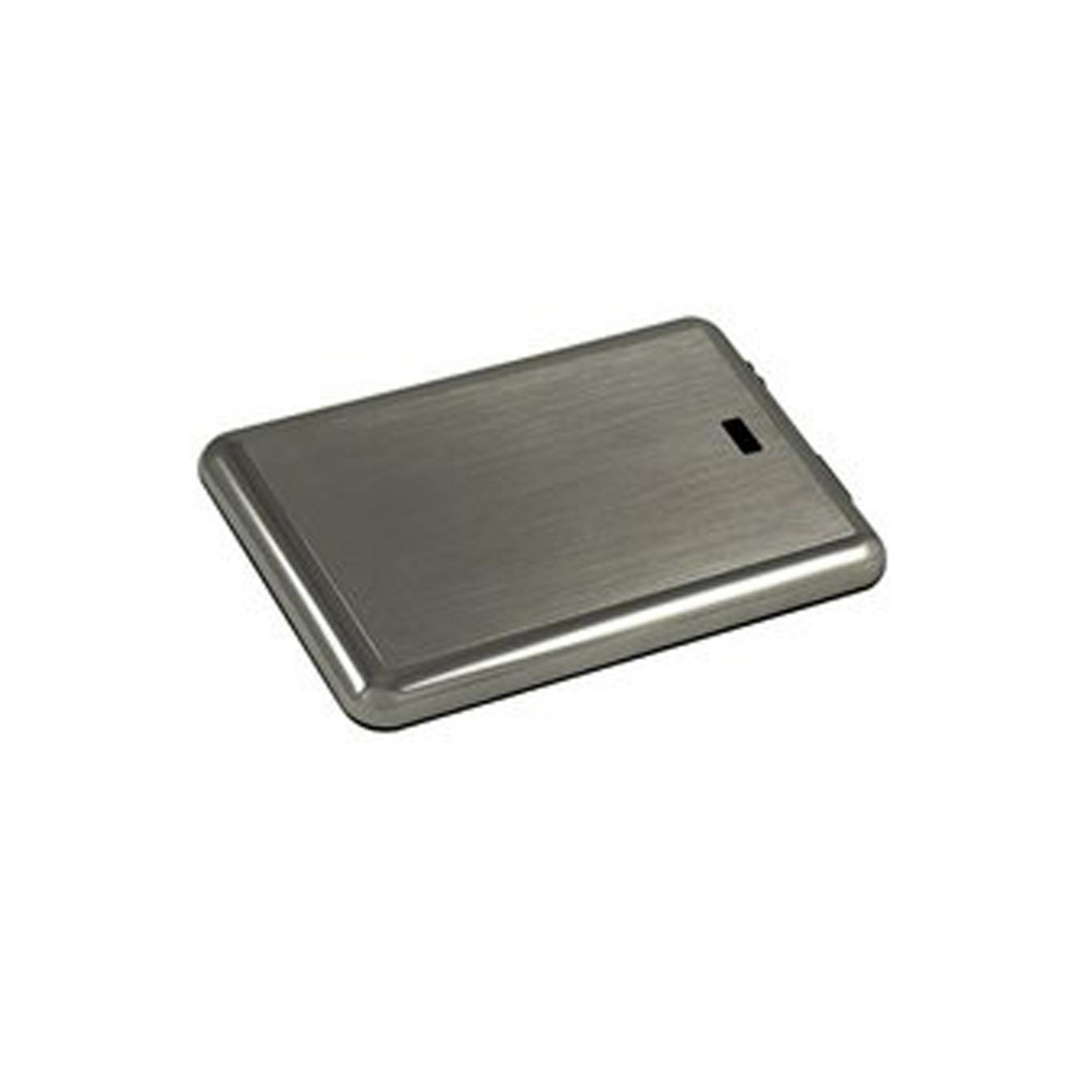 Ein silbernes rechteckiges Gerät mit schwarzem Knopf auf weißem Hintergrund.