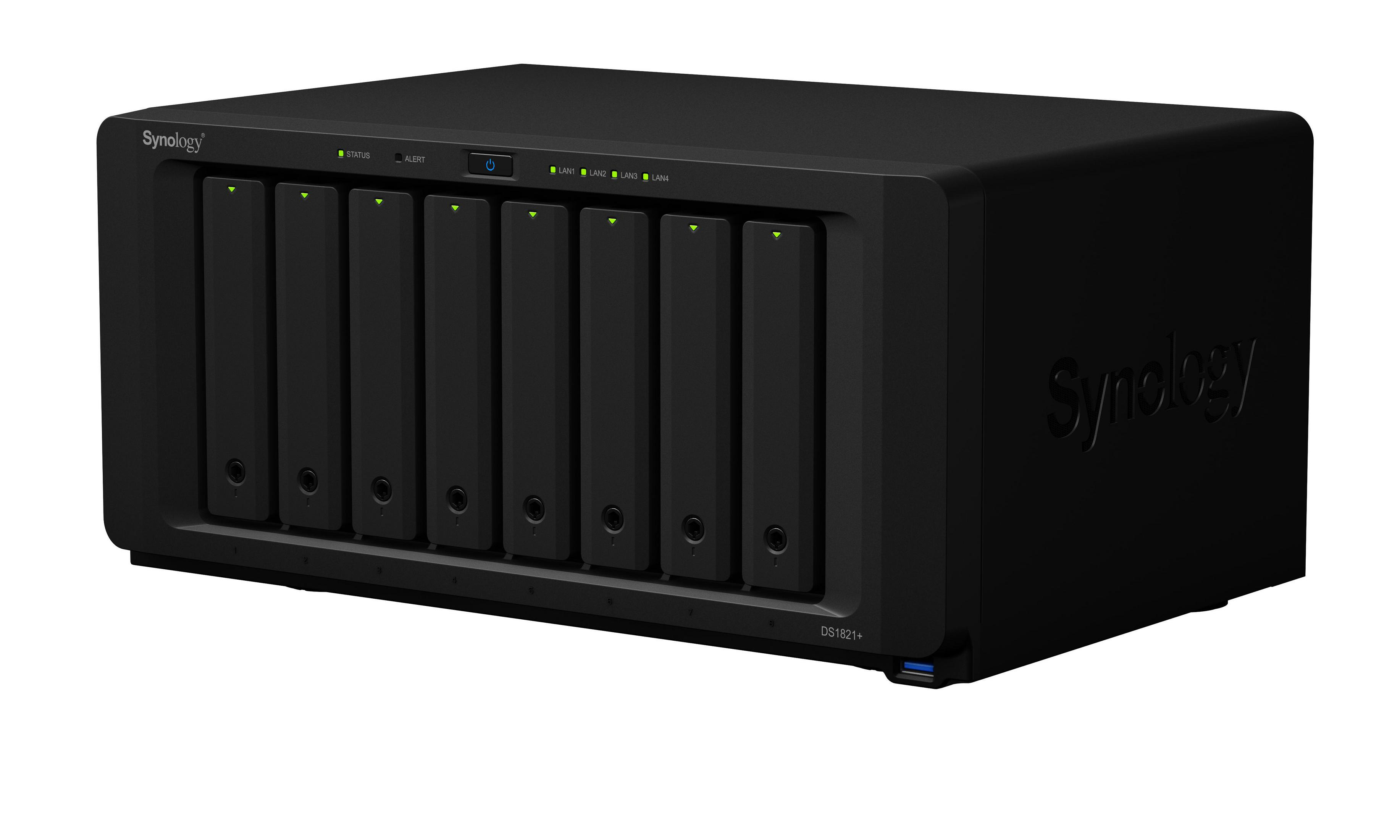 Servidor NAS negro con ocho bahías de disco y la marca Synology. Está sobre un fondo blanco.