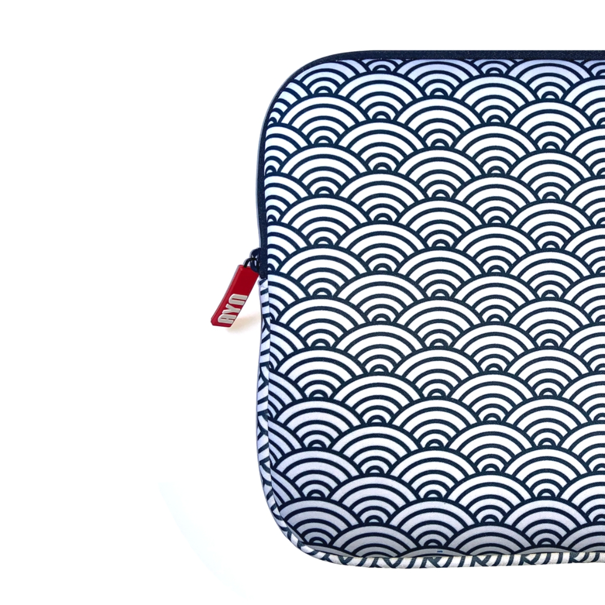 Una funda para portátil en blanco y negro con un patrón de ondas repetidas y un tirador de cremallera rojo.