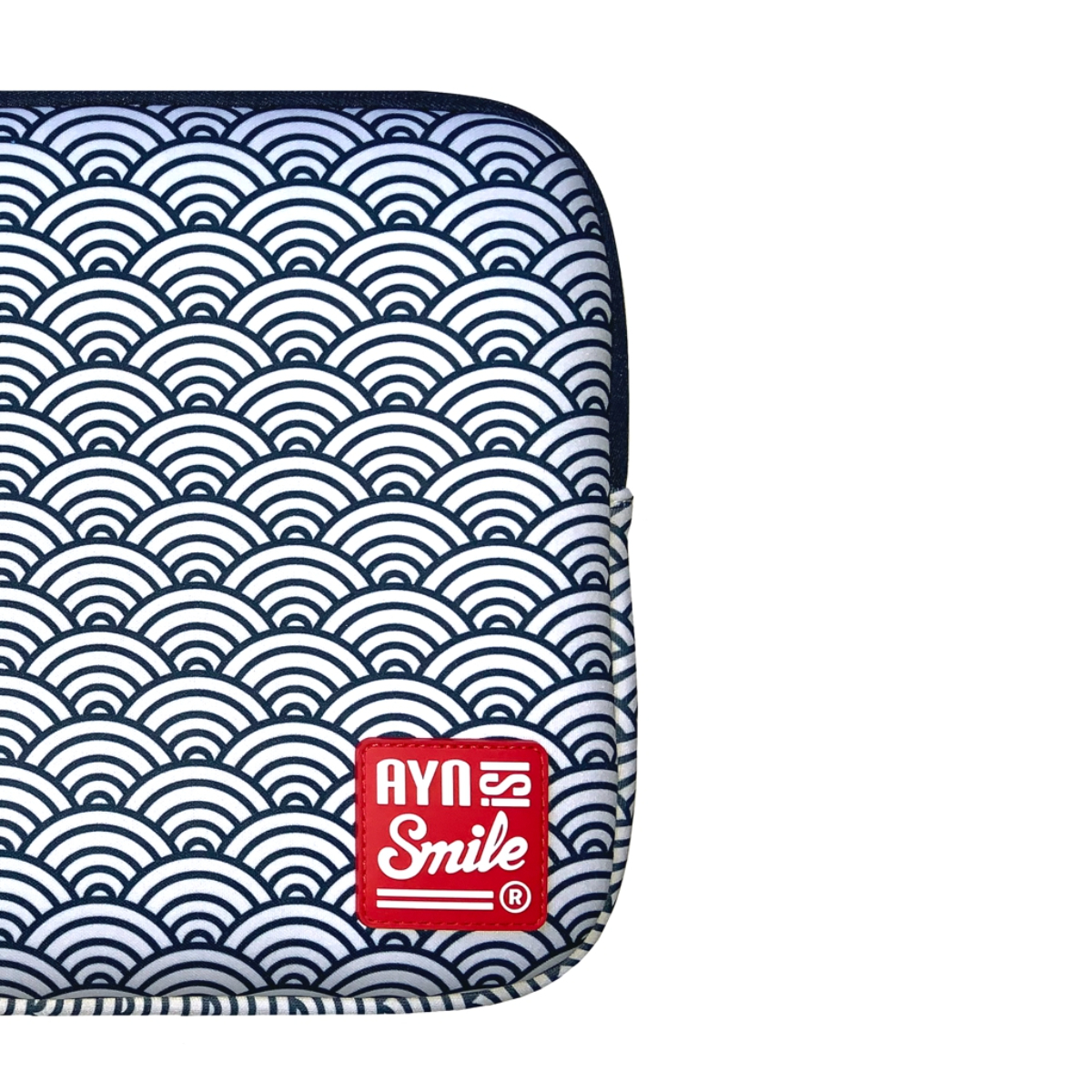 Una funda blanca y azul marino estampada con una etiqueta roja que dice AYN Smile.