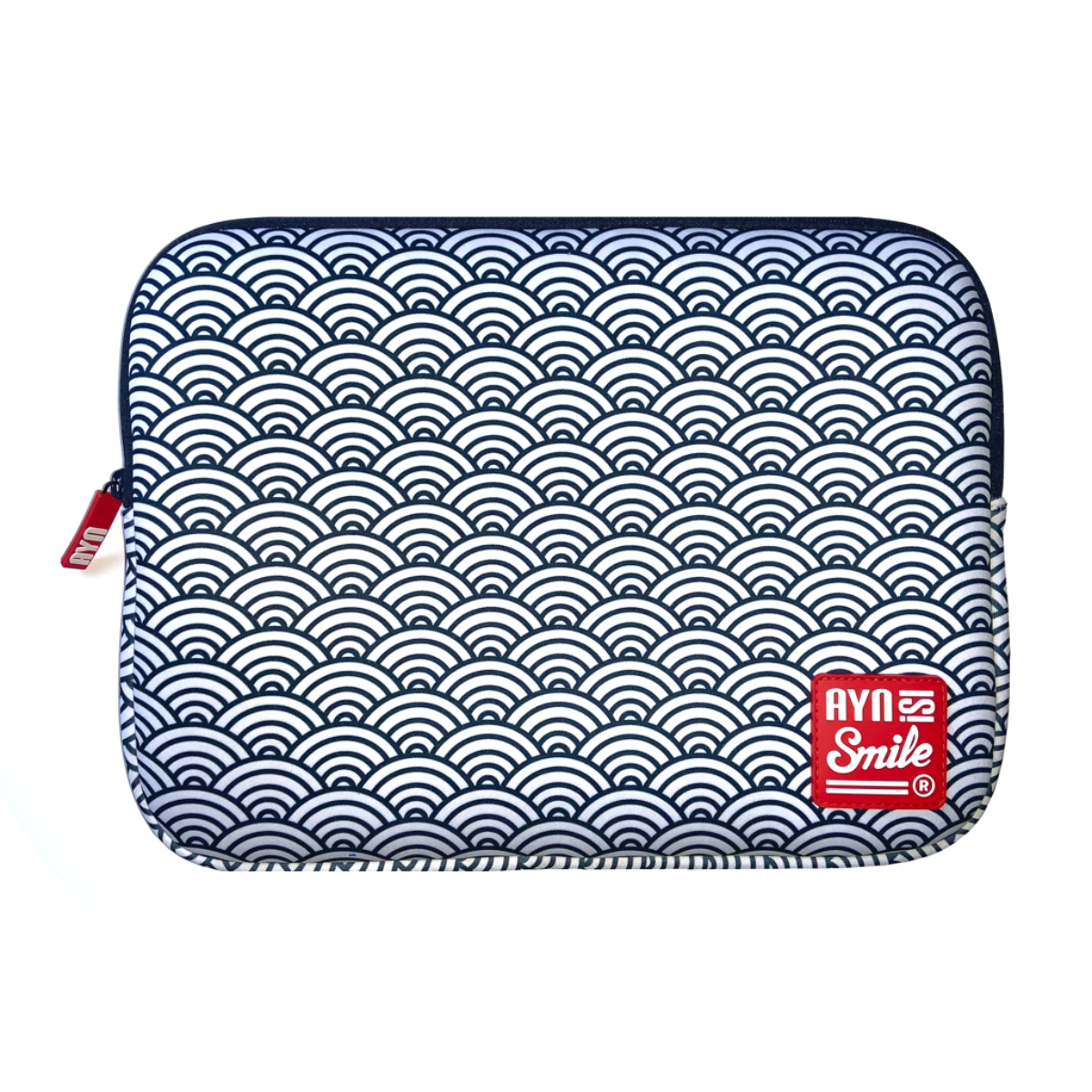Funda para portátil con un patrón de olas azul marino y blanco, cremallera roja y logo rojo.