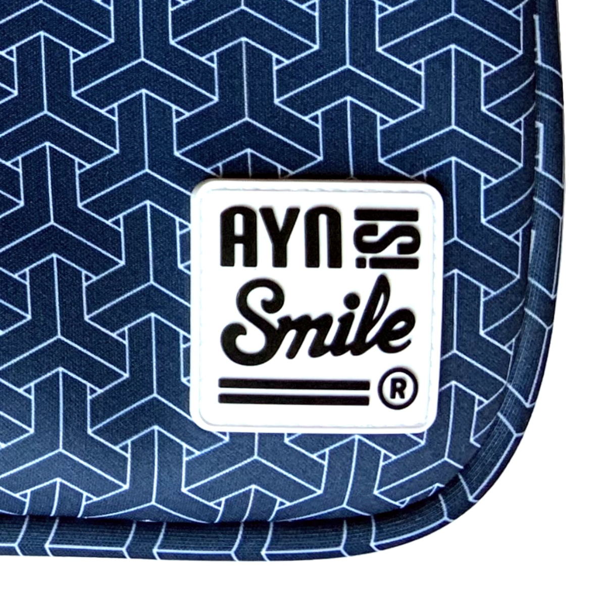 Bolso azul marino con un logotipo blanco que dice AYN Smile.