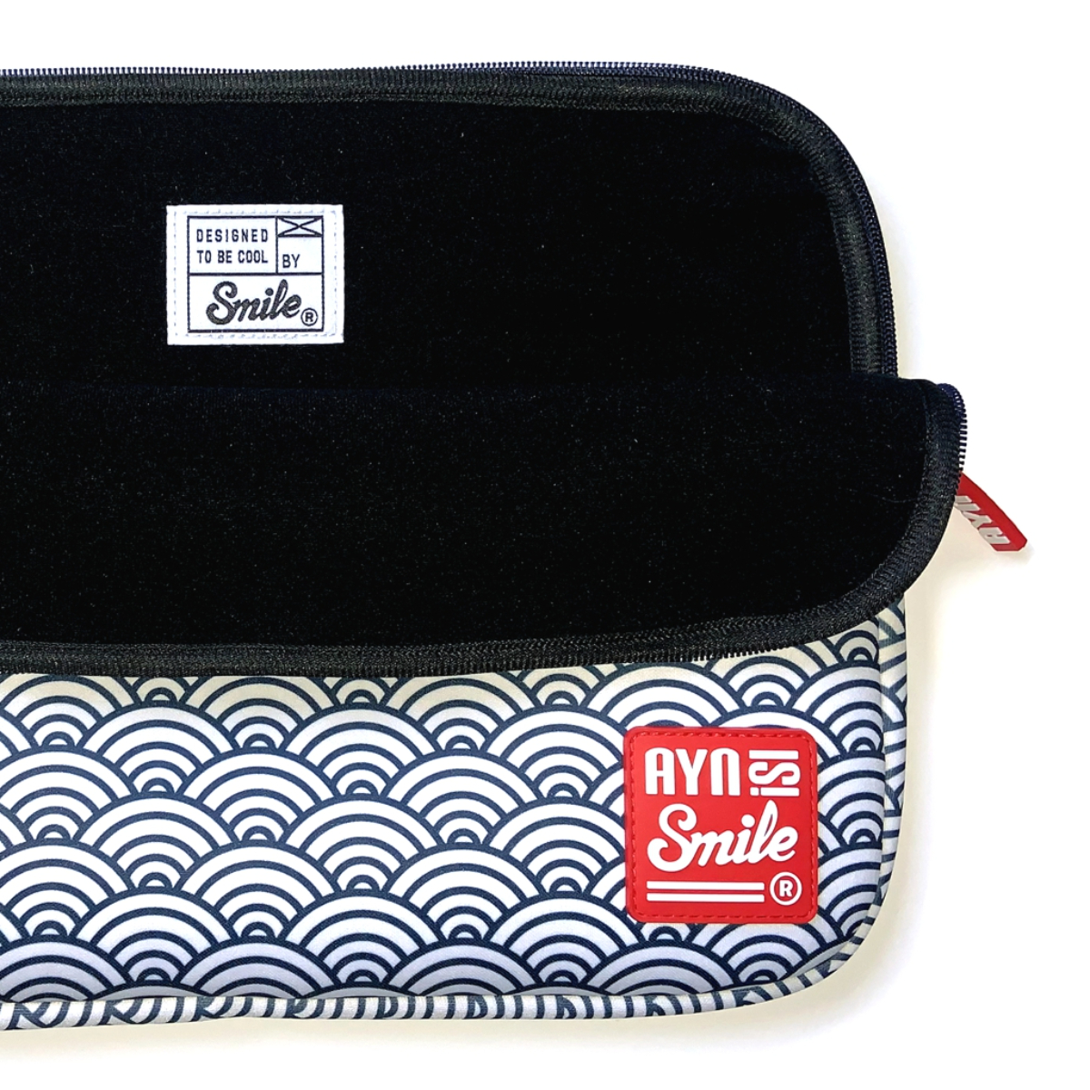 Funda de portátil abierta con un diseño de olas azul marino y blanco. Etiqueta de la marca AYNSmile.