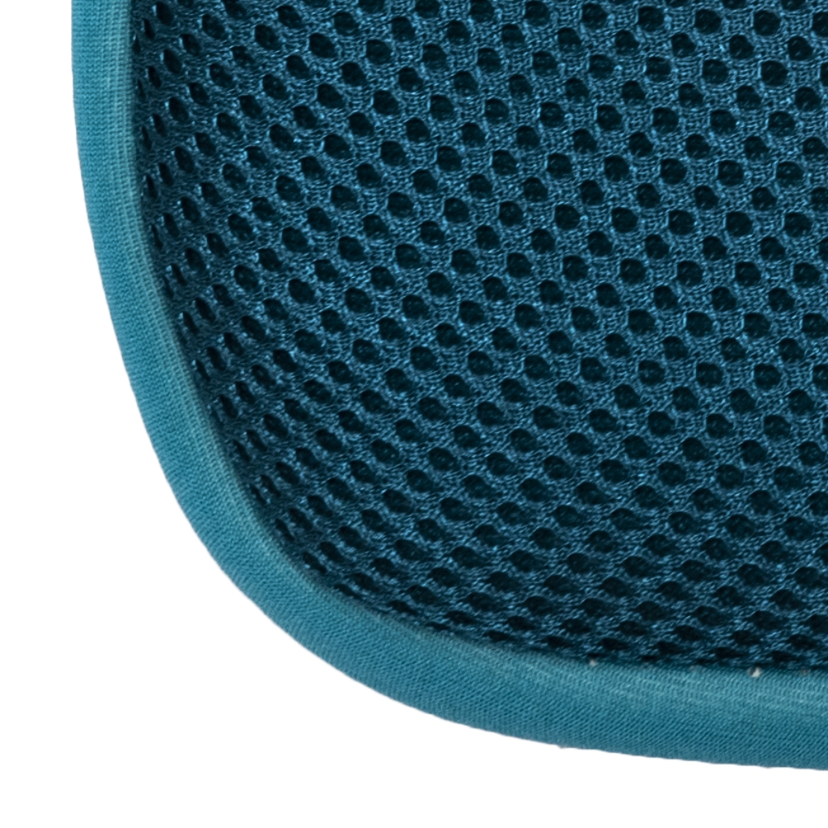 Primer plano de una tela de malla turquesa con borde redondeado, mostrando textura.