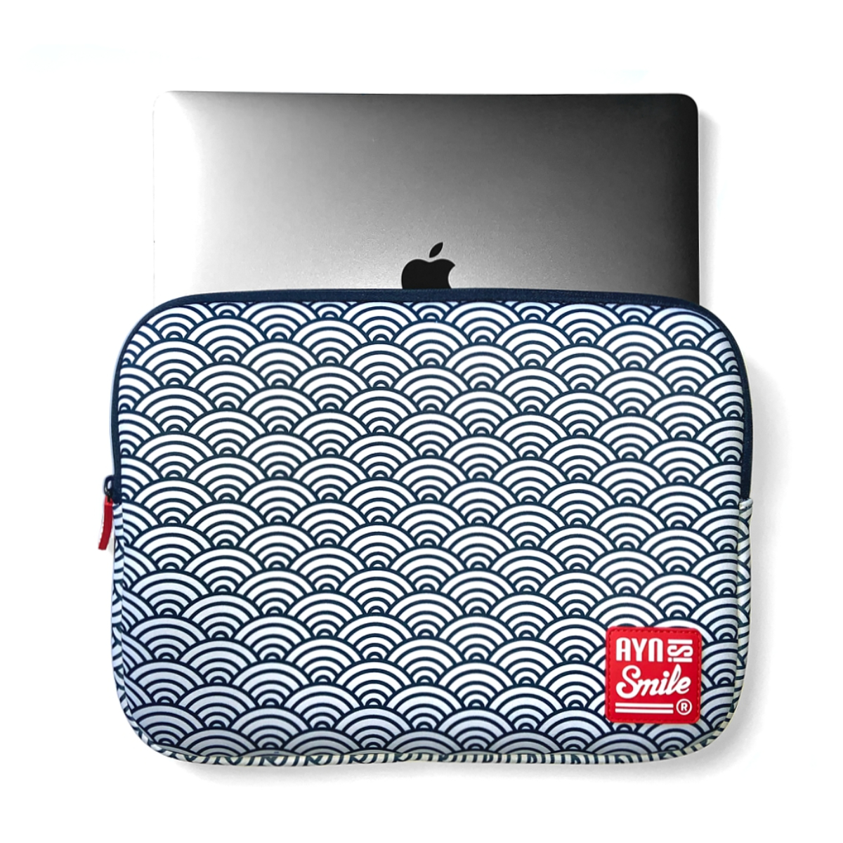 Funda para portátil con diseño de olas azules y blancas. El logo es rojo y blanco. Hay un portátil.