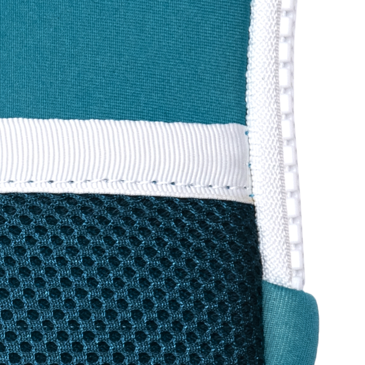 Primer plano de tela turquesa con raya blanca y cremallera blanca. Malla azul oscuro en la parte inferior.