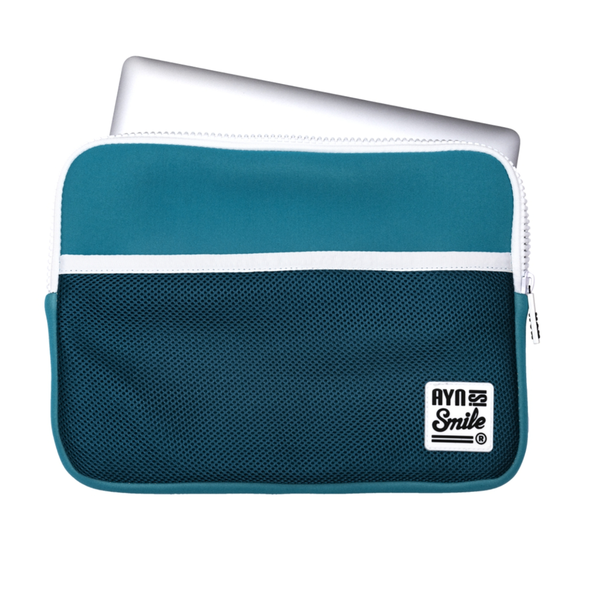 Funda para portátil verde azulado y azul marino con ribete blanco. Portátil plateado visible.