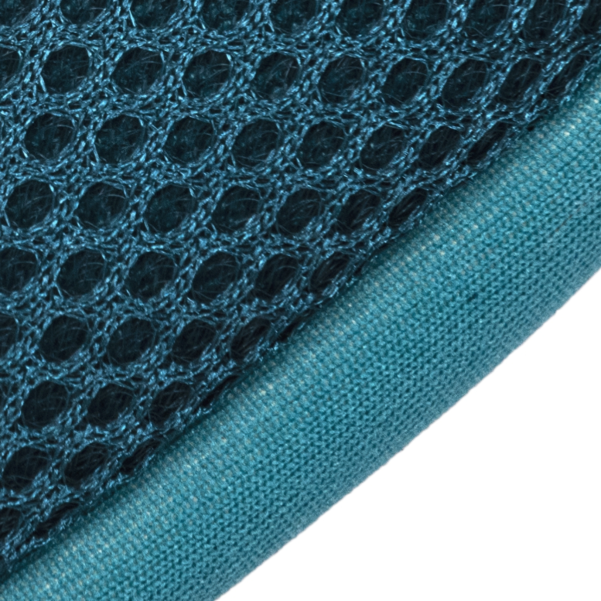 Primer plano de tejido de malla turquesa sobre tejido liso turquesa, mostrando textura.