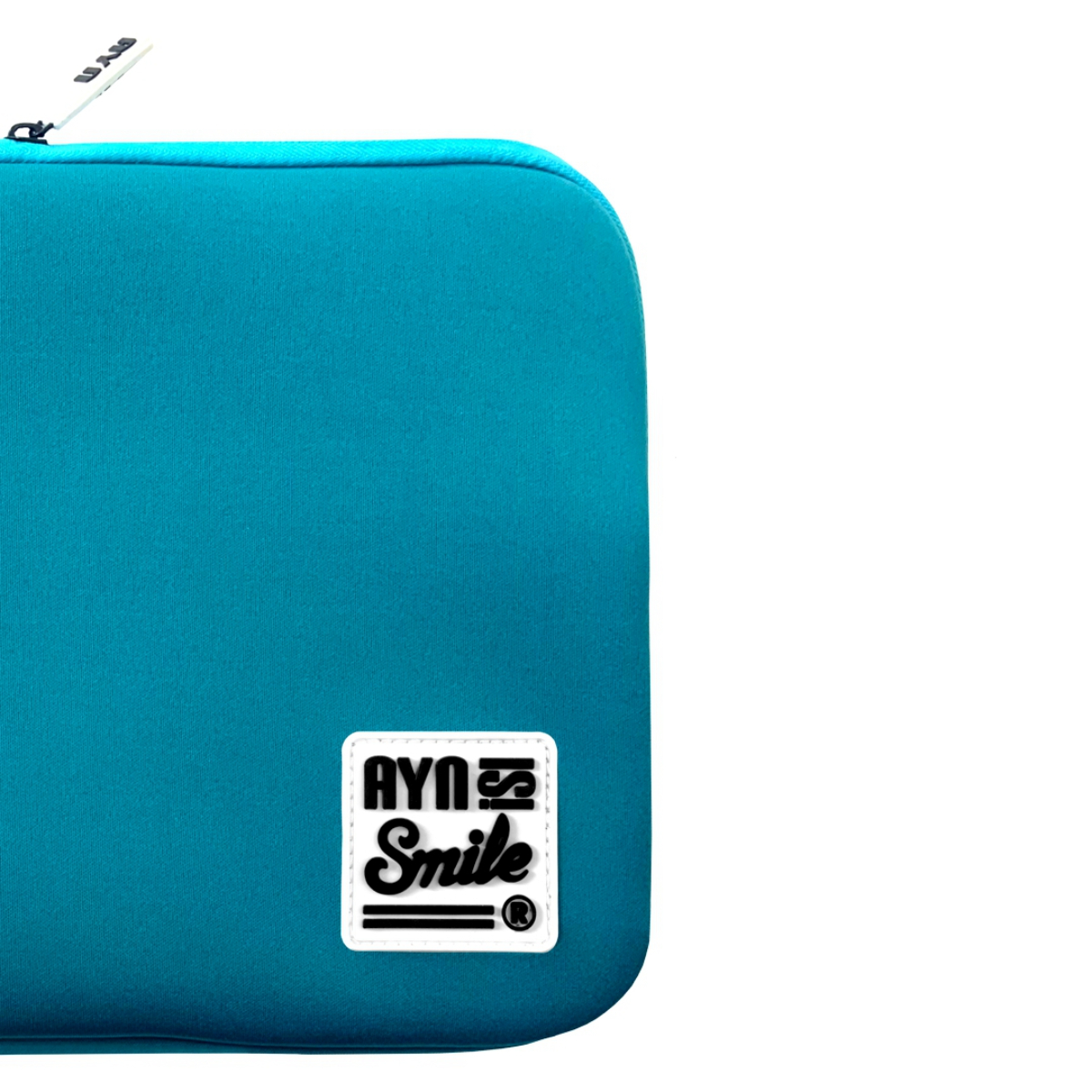Una funda turquesa con un logo blanco que dice 'AYNSmile' y un pequeño símbolo 'R'.
